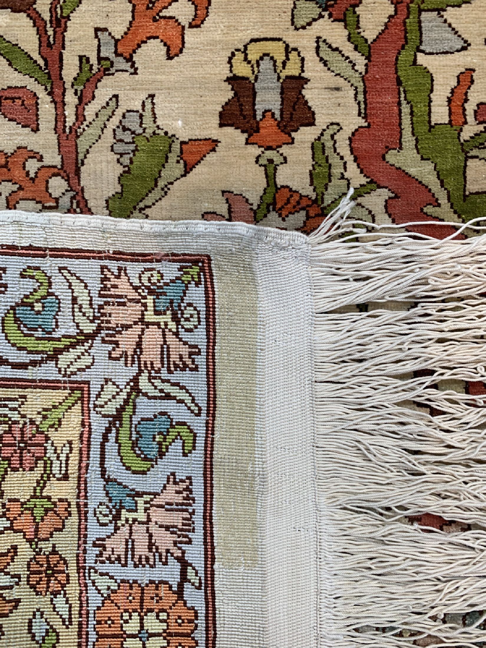 Detail e: Hereke Seide fein, signiert, Türkei, um 1960, reine Naturseide, ca. 148 x 102 cm, ca. 1,0 Mio. Kn/qm, EHZ: 1-2