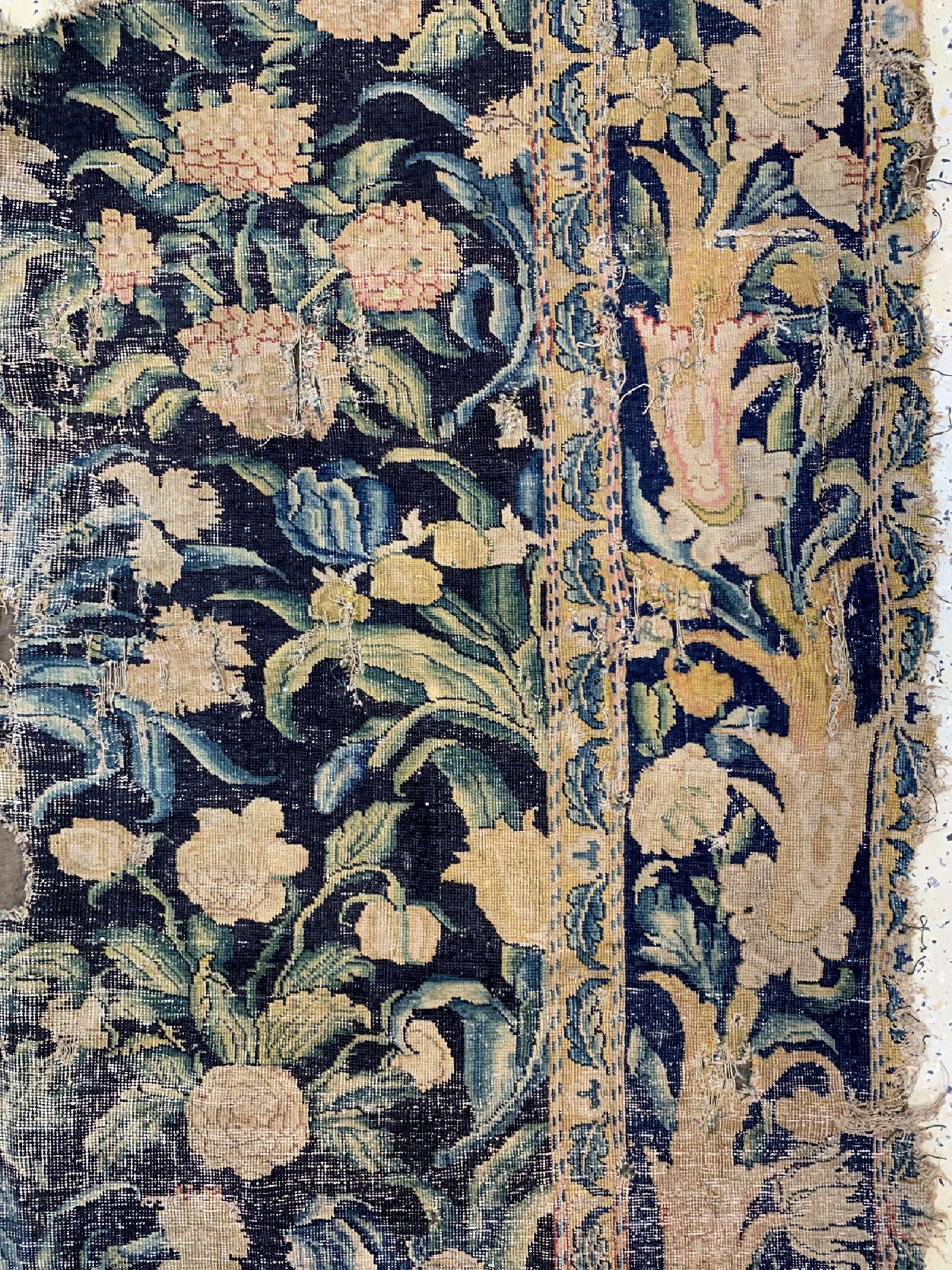 Detail a: Früher Louis Carpet(Fragment) , Frankreich, 18.Jhd, Wolle auf Baumwolle, ca. 264 x 165 cm, EHZ: 4