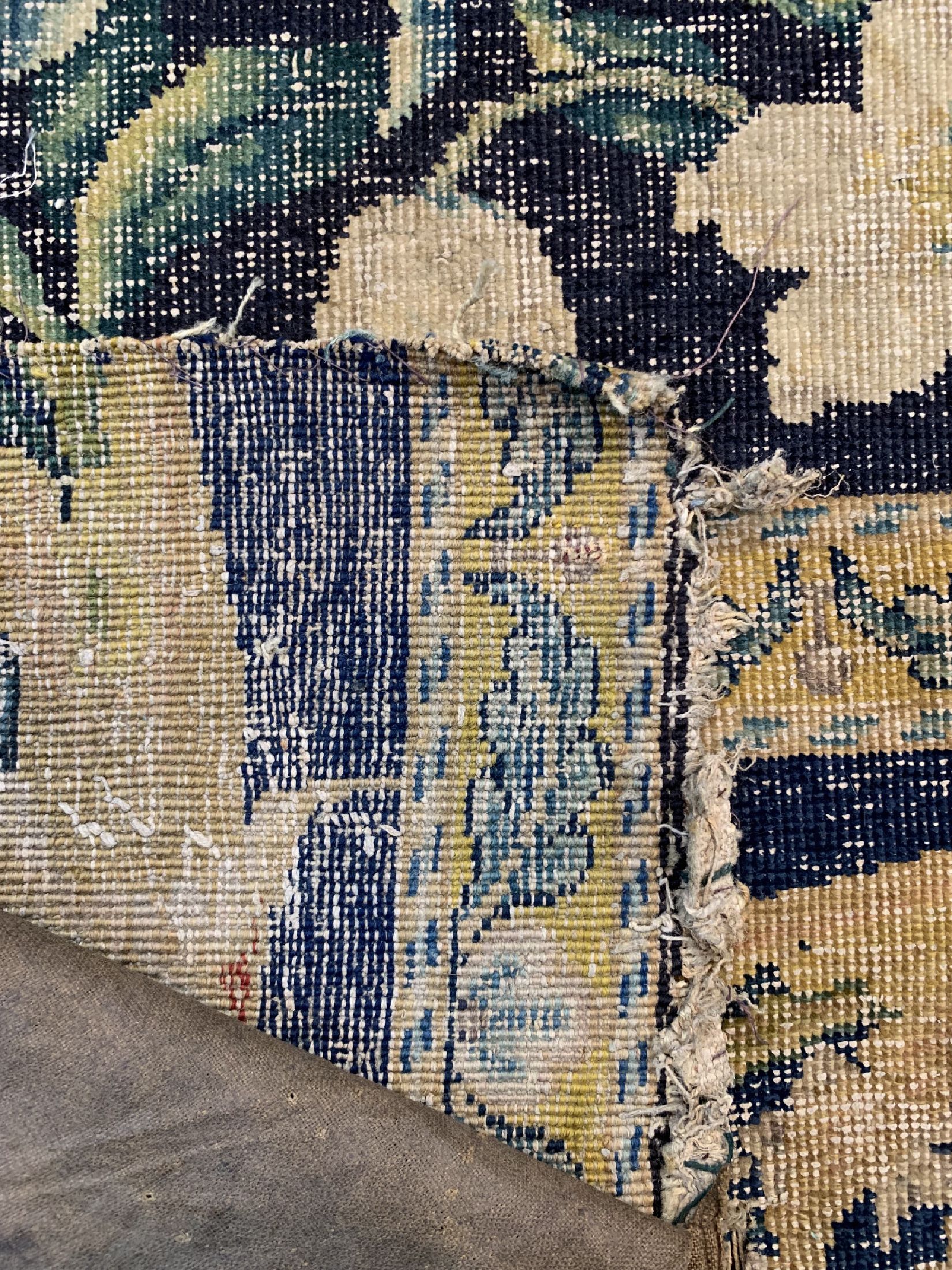 Detail c: Früher Louis Carpet(Fragment) , Frankreich, 18.Jhd, Wolle auf Baumwolle, ca. 264 x 165 cm, EHZ: 4