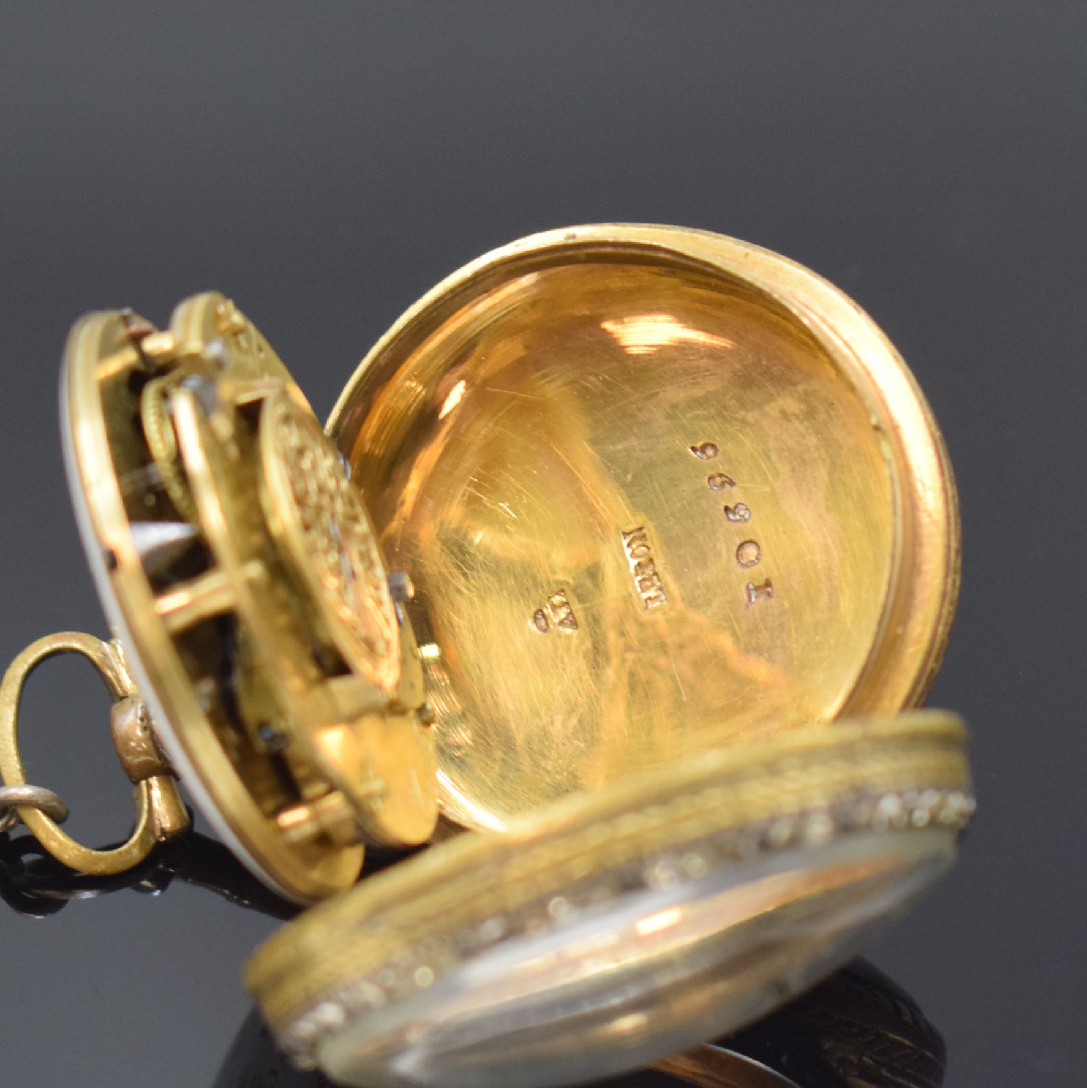 Detail c: DEROCHES vergoldete, emaillierte Spindeltaschenuhr mit Schlüssel, Schweiz um 1790, seitl. graviertes Geh. m. großem Außenscharnier, Lünette m. ...