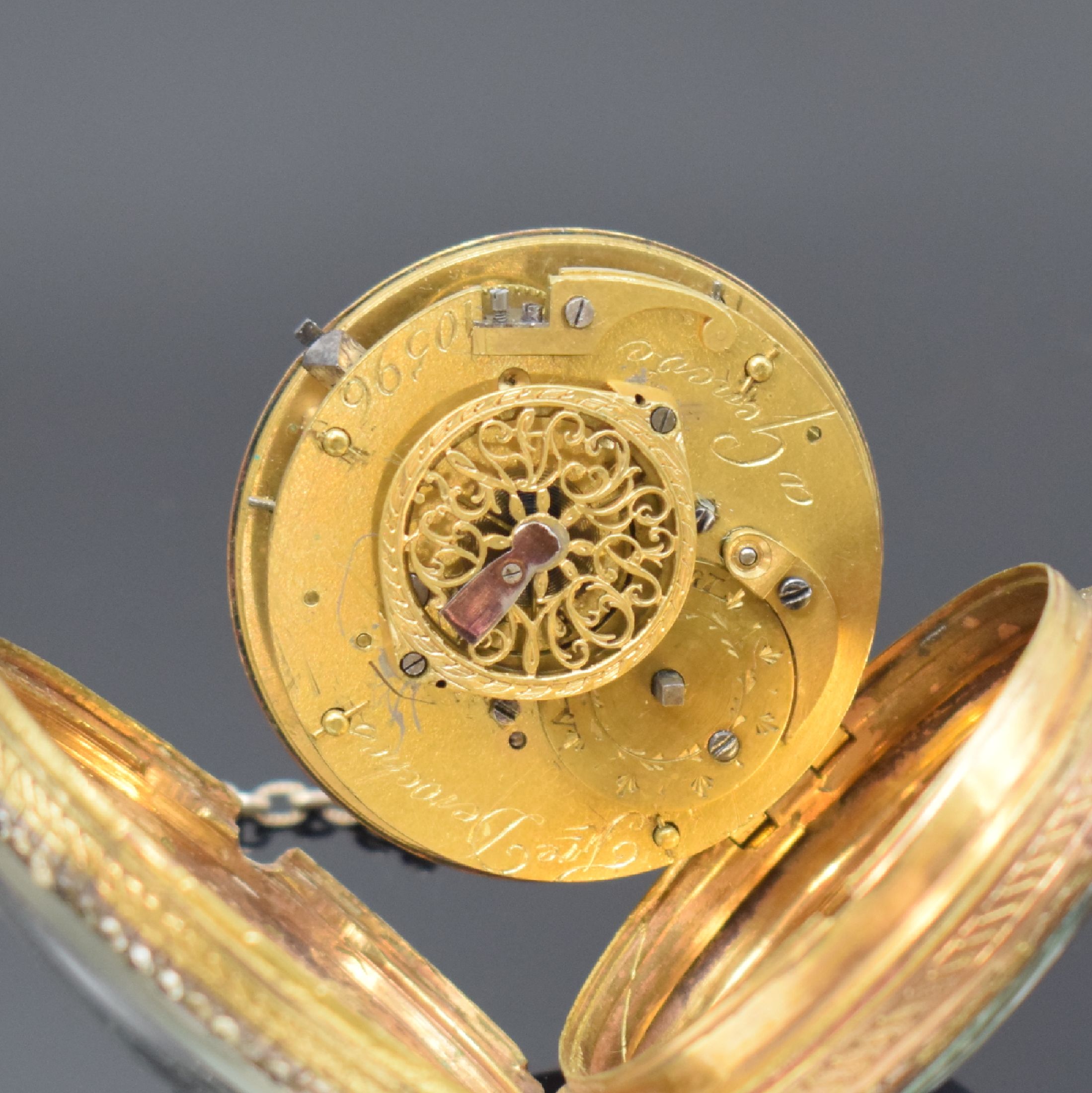 Detail d: DEROCHES vergoldete, emaillierte Spindeltaschenuhr mit Schlüssel, Schweiz um 1790, seitl. graviertes Geh. m. großem Außenscharnier, Lünette m. ...