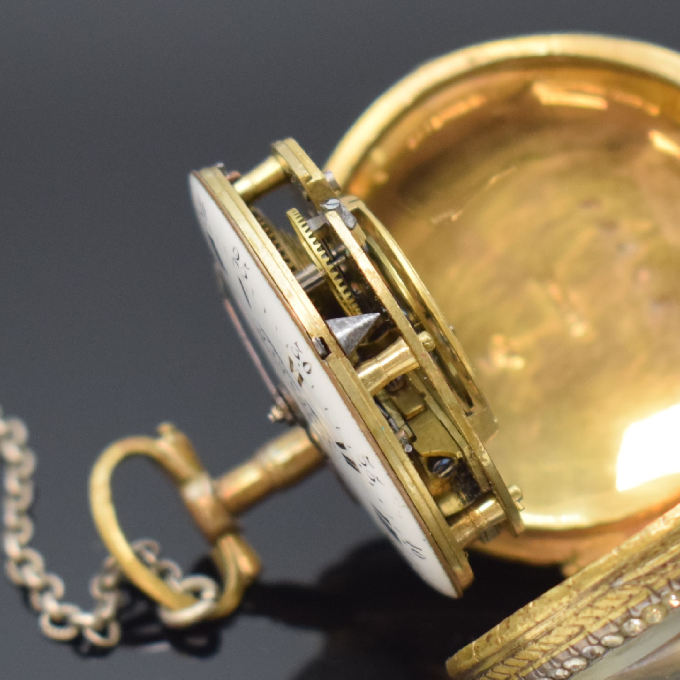 Detail e: DEROCHES vergoldete, emaillierte Spindeltaschenuhr mit Schlüssel, Schweiz um 1790, seitl. graviertes Geh. m. großem Außenscharnier, Lünette m. ...