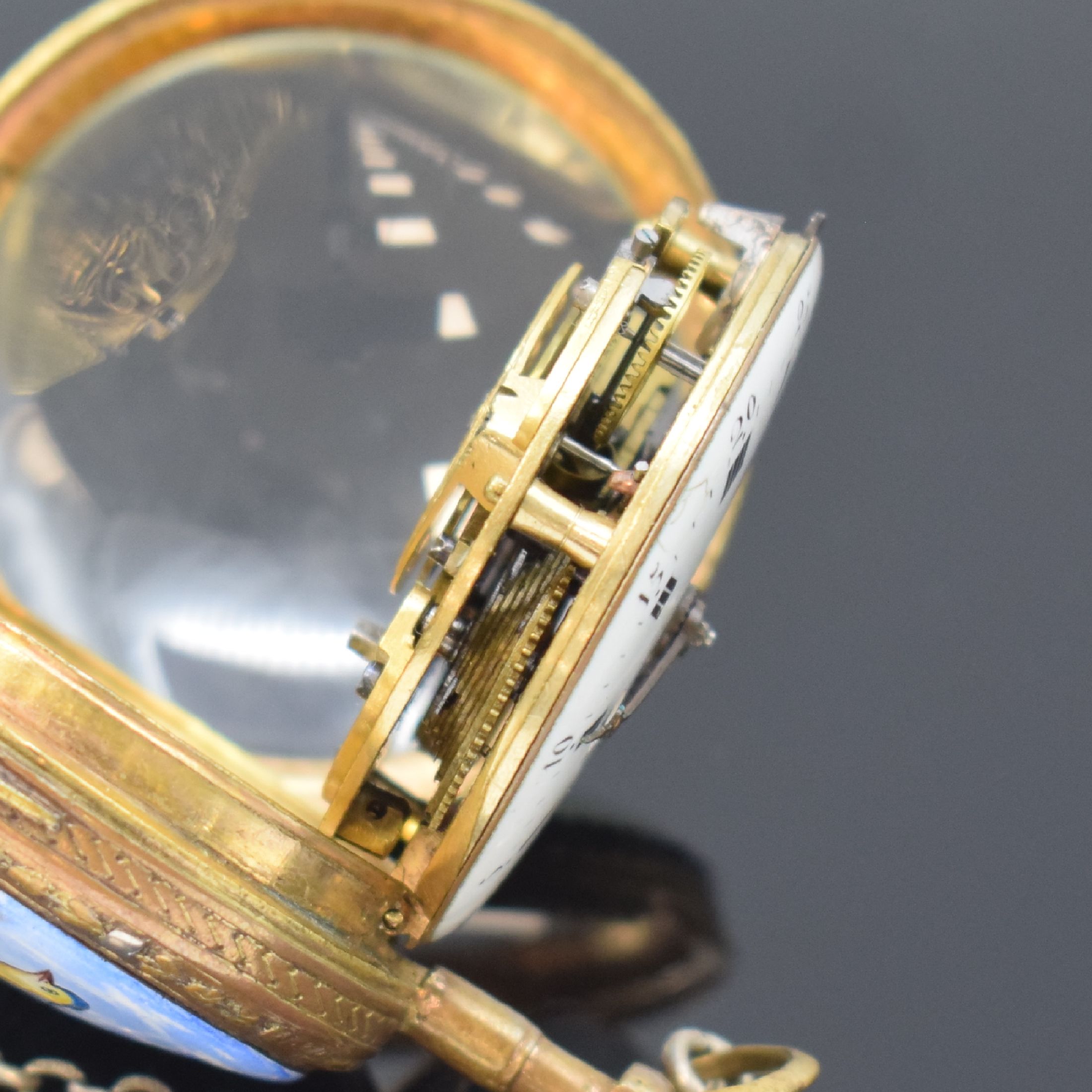Detail f: DEROCHES vergoldete, emaillierte Spindeltaschenuhr mit Schlüssel, Schweiz um 1790, seitl. graviertes Geh. m. großem Außenscharnier, Lünette m. ...