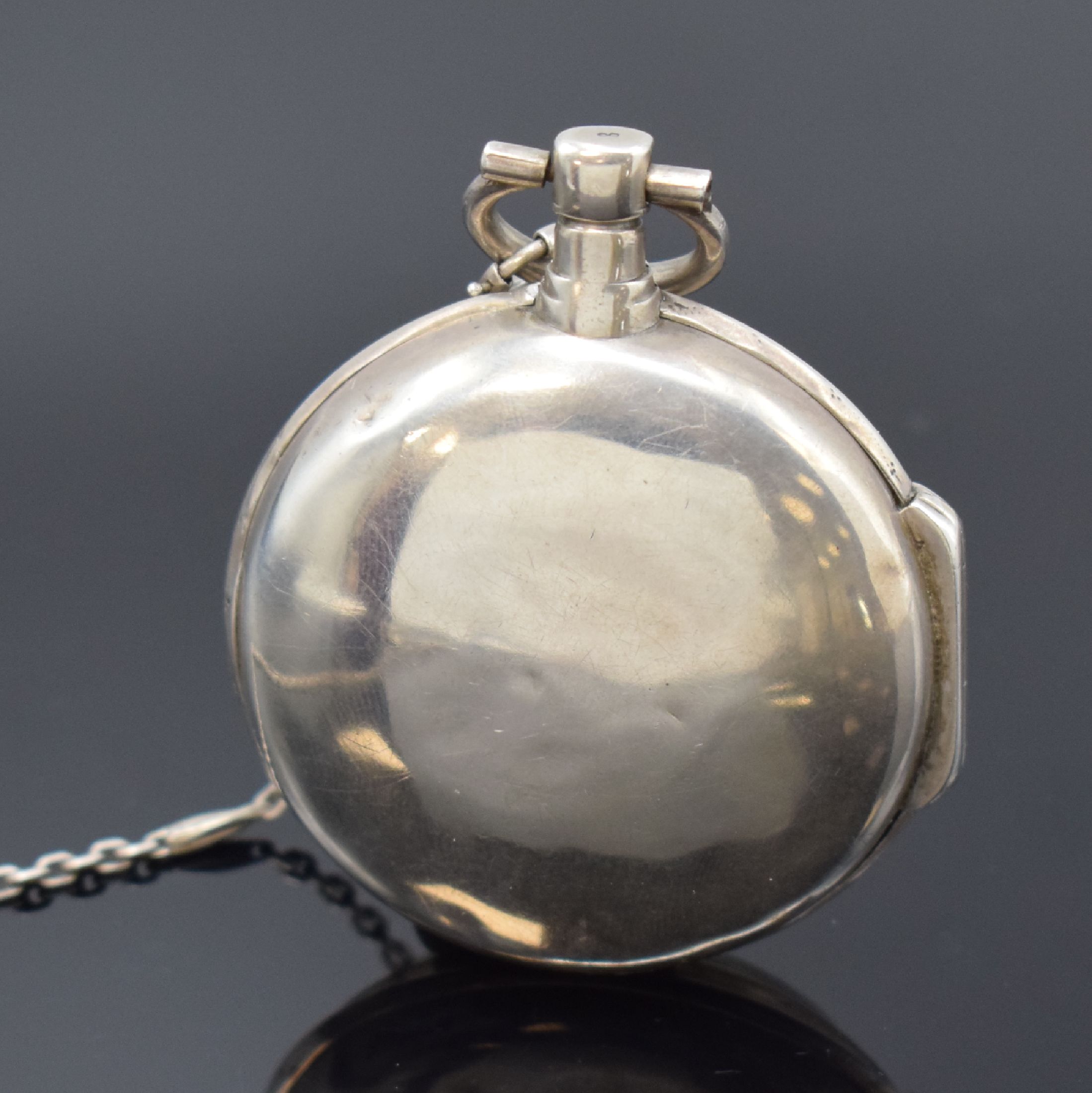 Detail a: TUAL SCHALLER silberne Spindeltaschenuhr, Schweiz um 1820, glattes Geh. m. großem Außenscharnier dell., sign. Emailzifferbl. besch., Zeiger teilw. ...