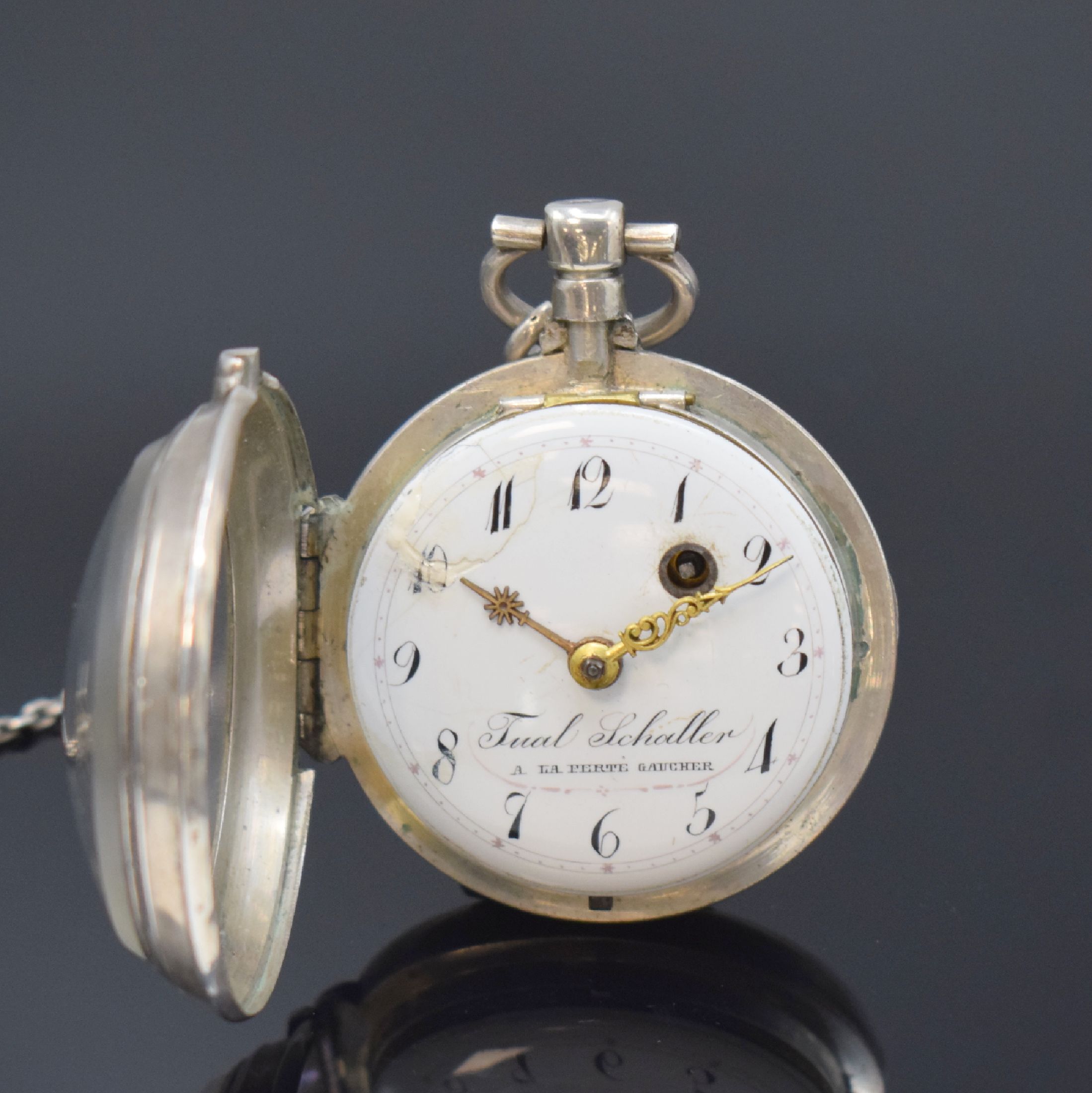 Detail b: TUAL SCHALLER silberne Spindeltaschenuhr, Schweiz um 1820, glattes Geh. m. großem Außenscharnier dell., sign. Emailzifferbl. besch., Zeiger teilw. ...
