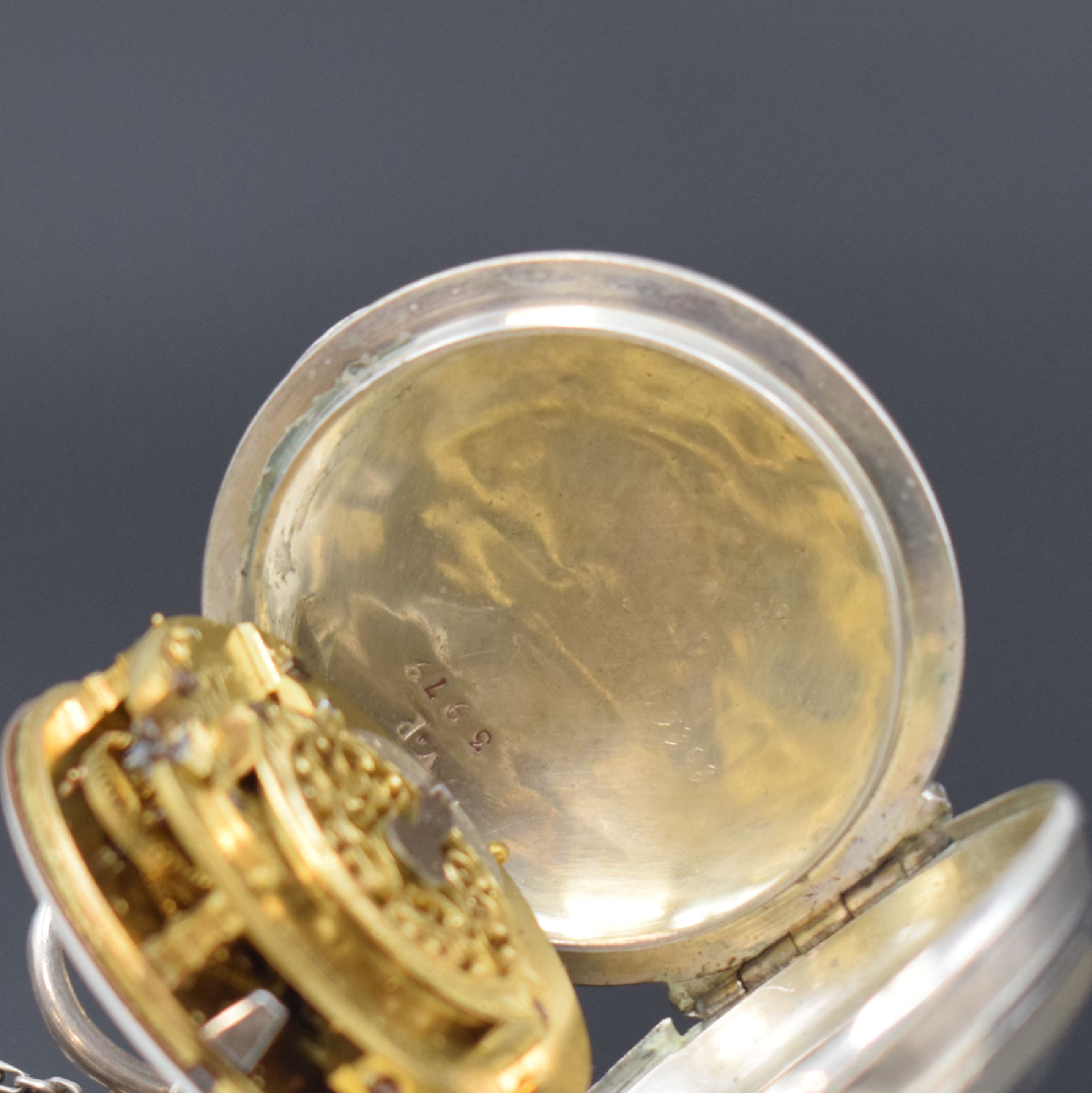 Detail c: TUAL SCHALLER silberne Spindeltaschenuhr, Schweiz um 1820, glattes Geh. m. großem Außenscharnier dell., sign. Emailzifferbl. besch., Zeiger teilw. ...