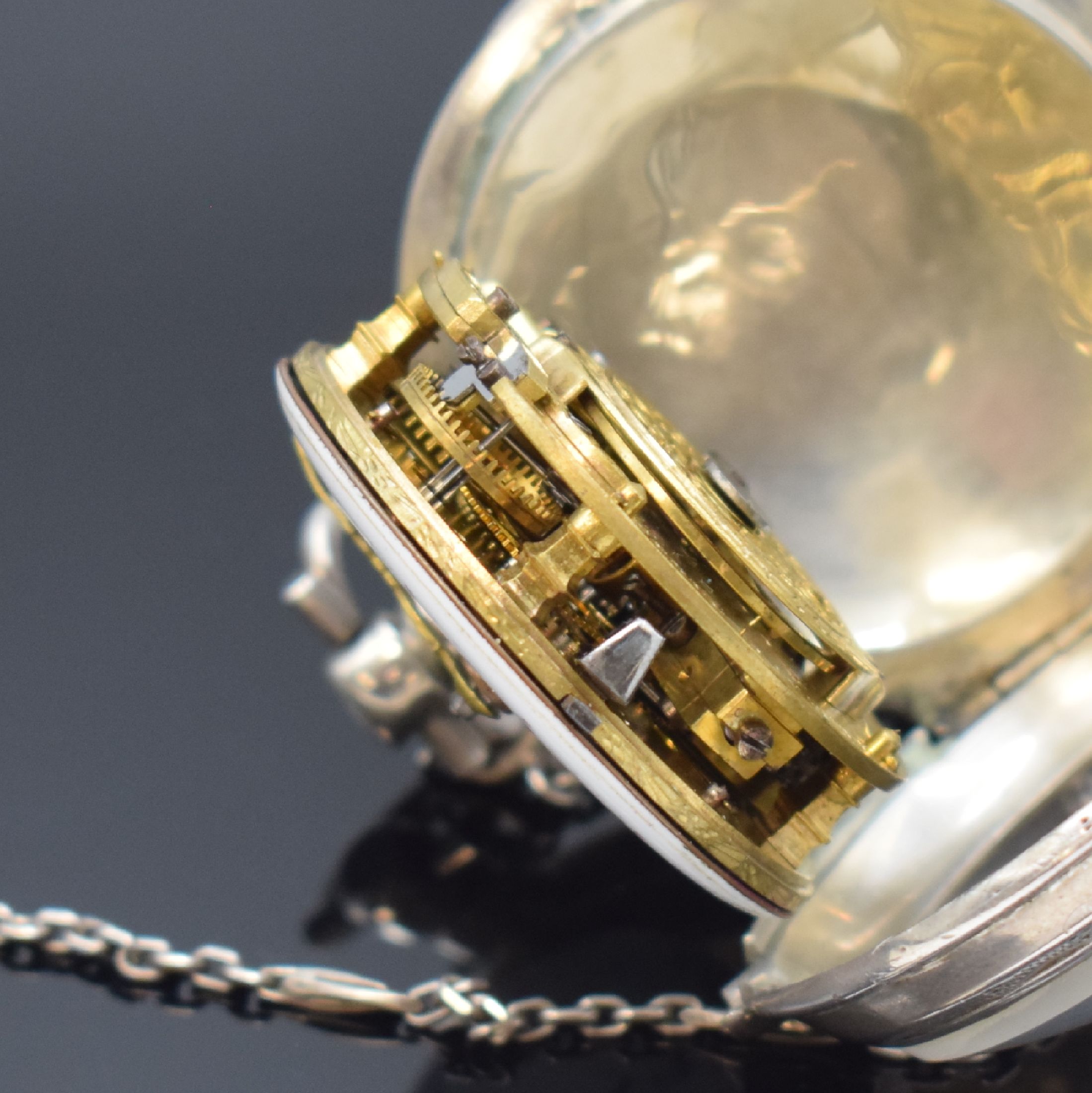 Detail e: TUAL SCHALLER silberne Spindeltaschenuhr, Schweiz um 1820, glattes Geh. m. großem Außenscharnier dell., sign. Emailzifferbl. besch., Zeiger teilw. ...