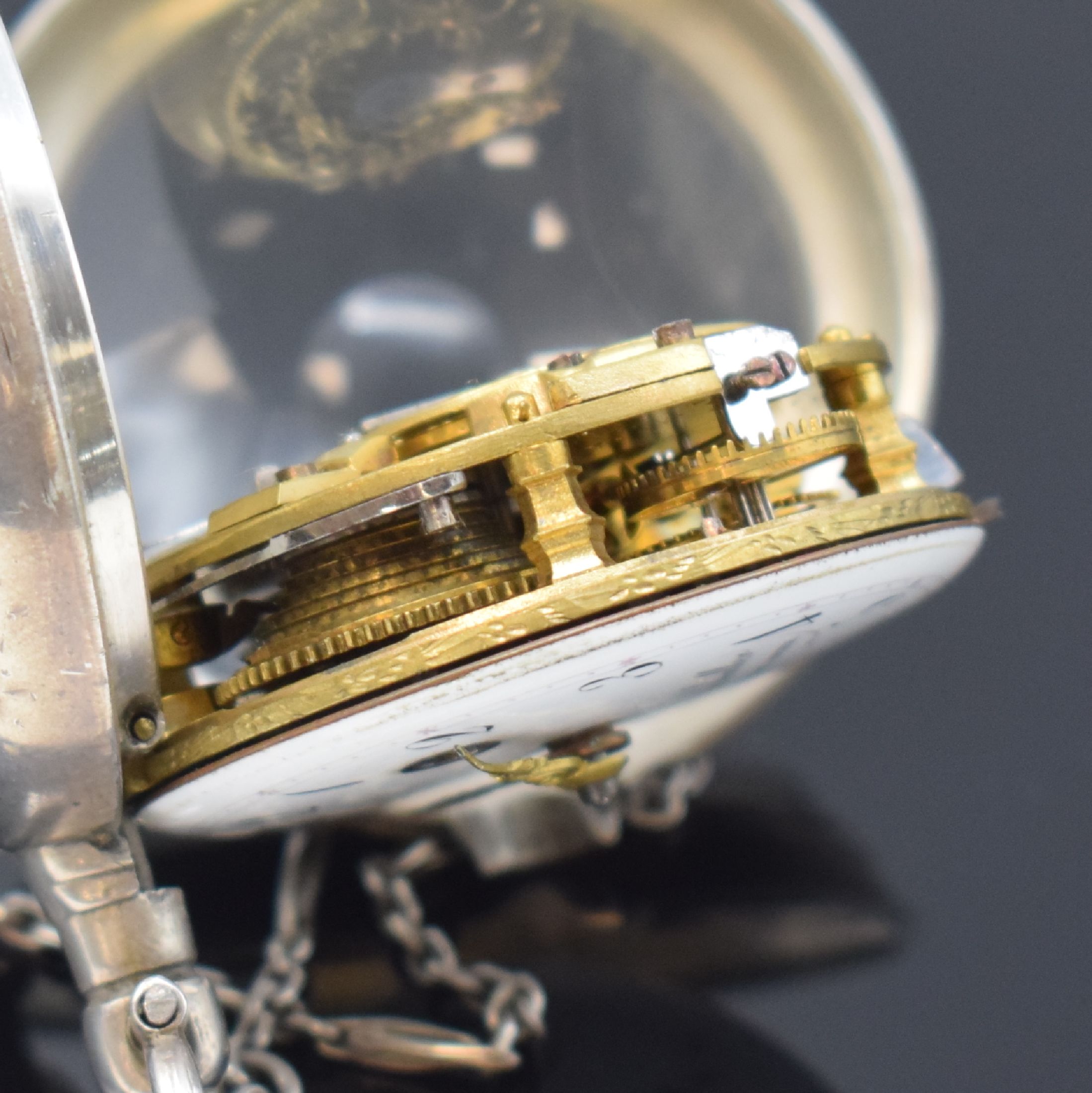 Detail f: TUAL SCHALLER silberne Spindeltaschenuhr, Schweiz um 1820, glattes Geh. m. großem Außenscharnier dell., sign. Emailzifferbl. besch., Zeiger teilw. ...