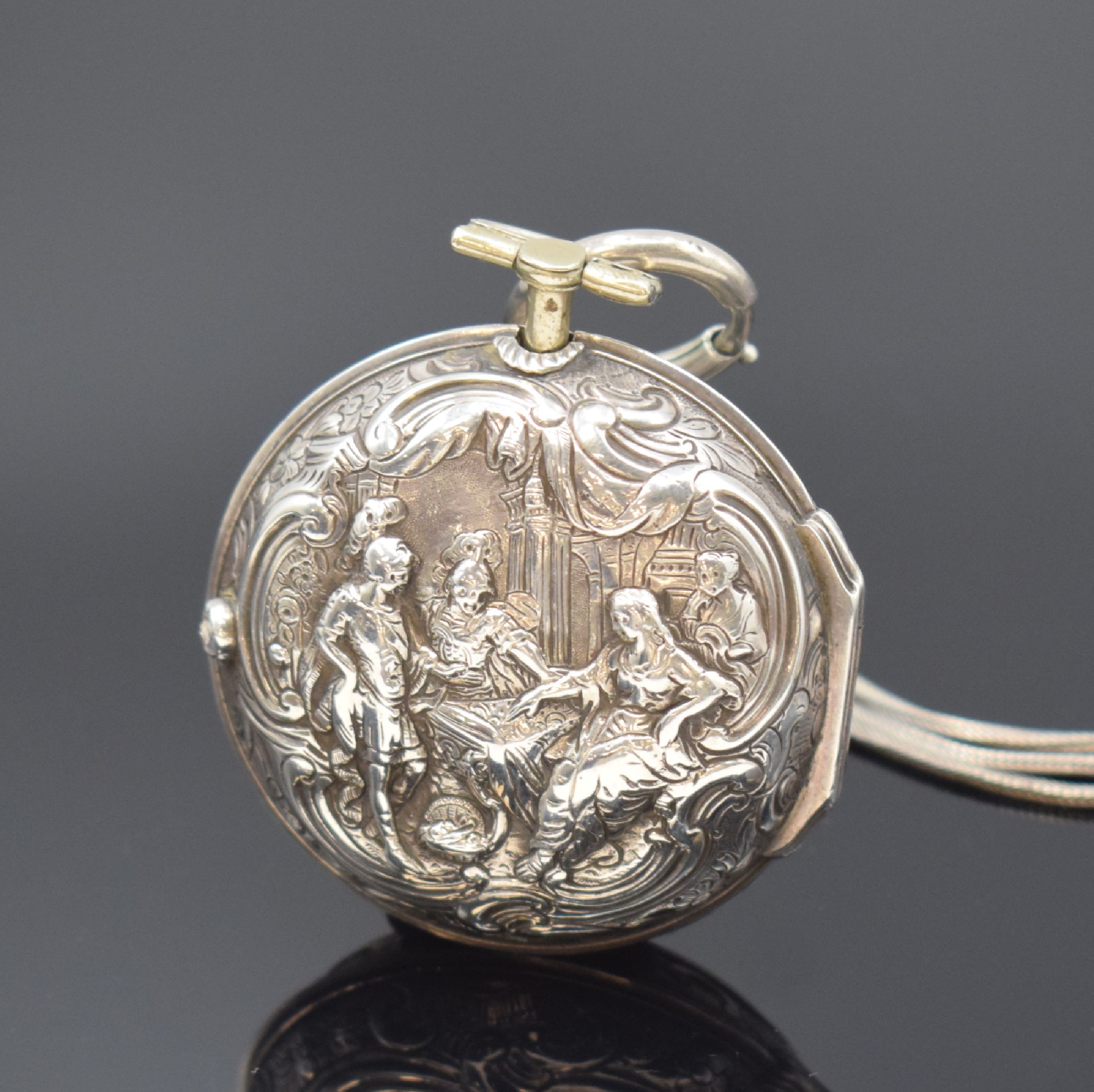 Detail a: Thos. GOULD London Repousse-Spindeltaschenuhr in Silber mit Kette, England um 1750, glattes Innengeh., Repousse-Übergeh. m. allegorischer Szene, ...