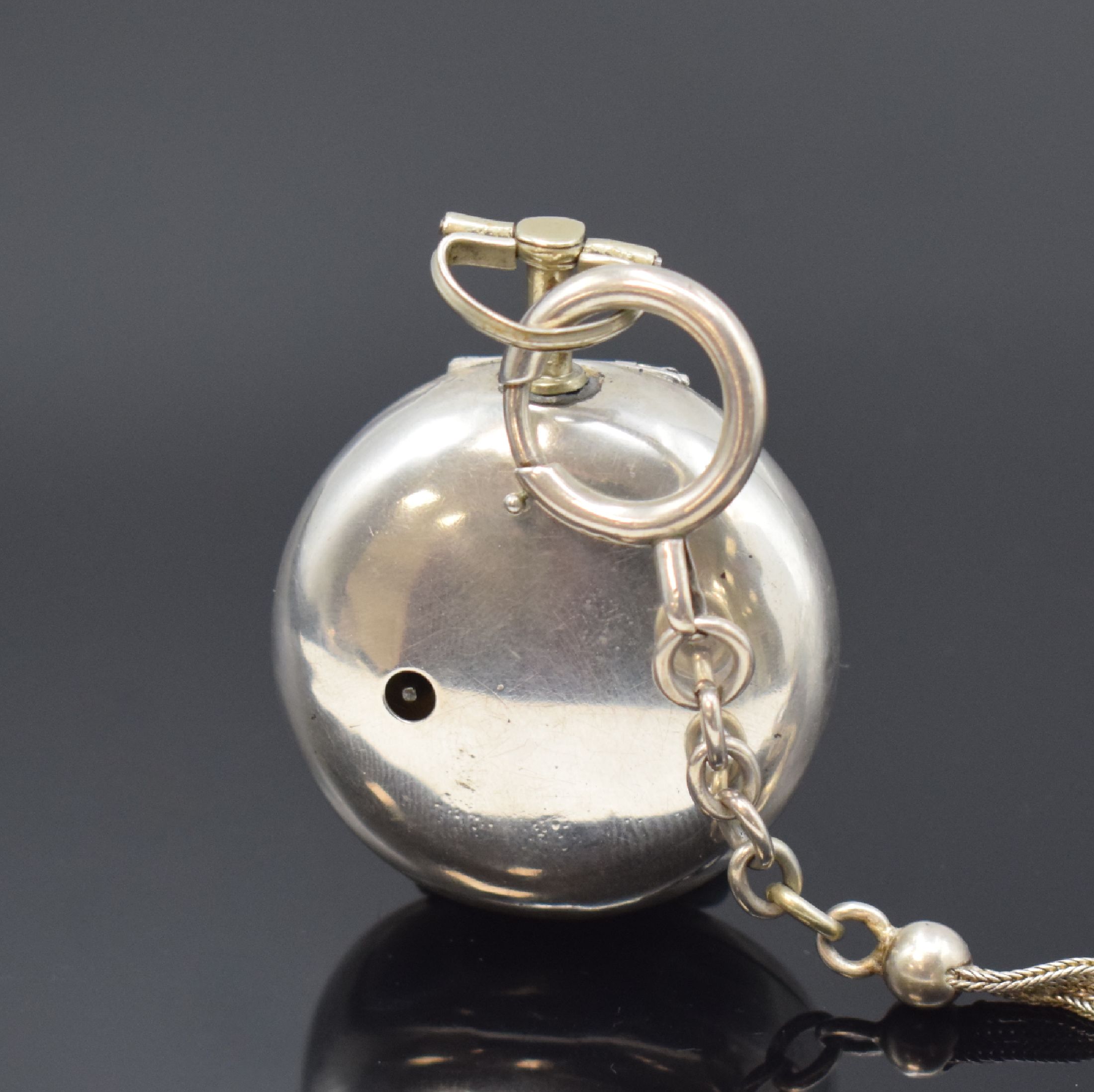Detail b: Thos. GOULD London Repousse-Spindeltaschenuhr in Silber mit Kette, England um 1750, glattes Innengeh., Repousse-Übergeh. m. allegorischer Szene, ...