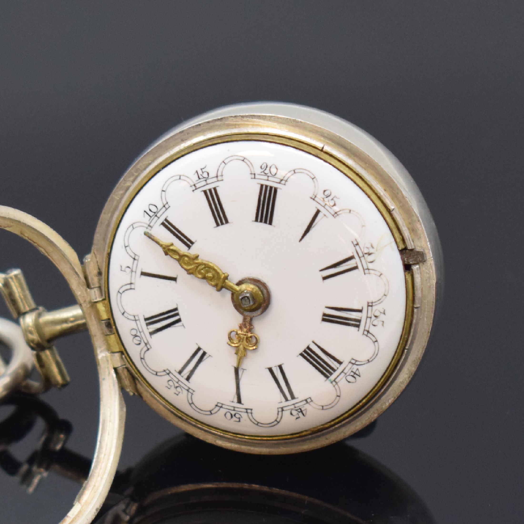 Detail c: Thos. GOULD London Repousse-Spindeltaschenuhr in Silber mit Kette, England um 1750, glattes Innengeh., Repousse-Übergeh. m. allegorischer Szene, ...