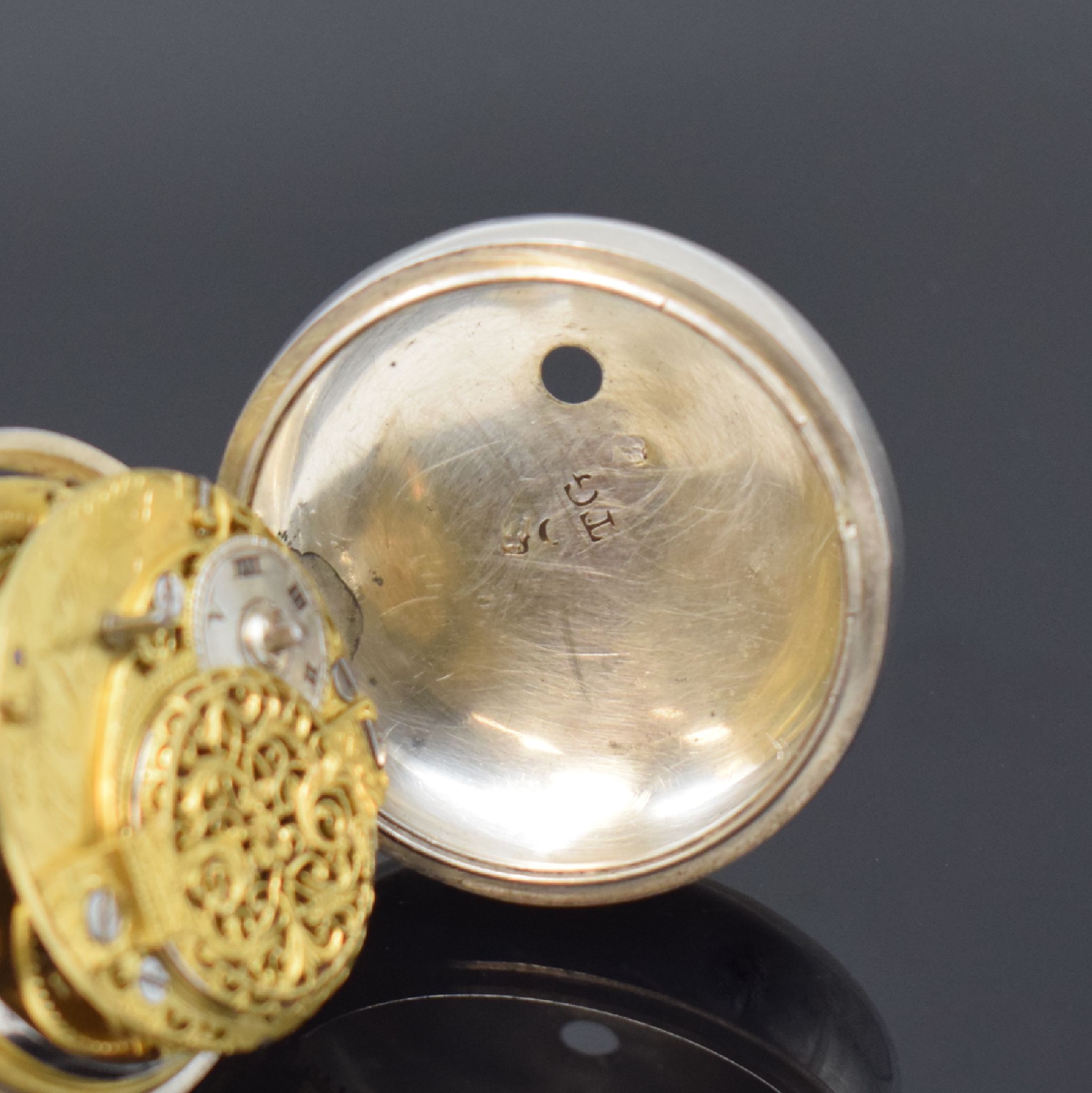 Detail d: Thos. GOULD London Repousse-Spindeltaschenuhr in Silber mit Kette, England um 1750, glattes Innengeh., Repousse-Übergeh. m. allegorischer Szene, ...