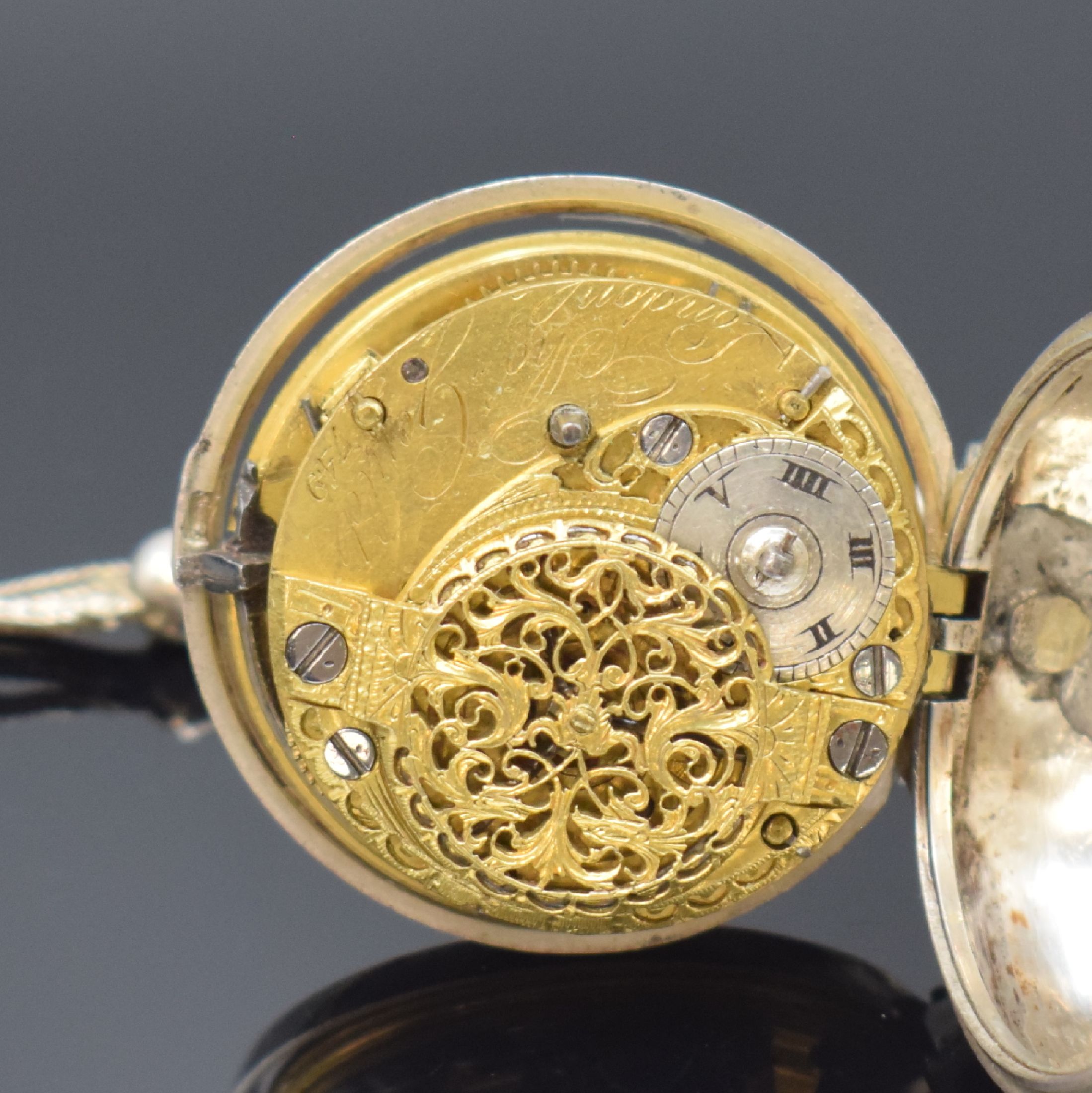 Detail e: Thos. GOULD London Repousse-Spindeltaschenuhr in Silber mit Kette, England um 1750, glattes Innengeh., Repousse-Übergeh. m. allegorischer Szene, ...