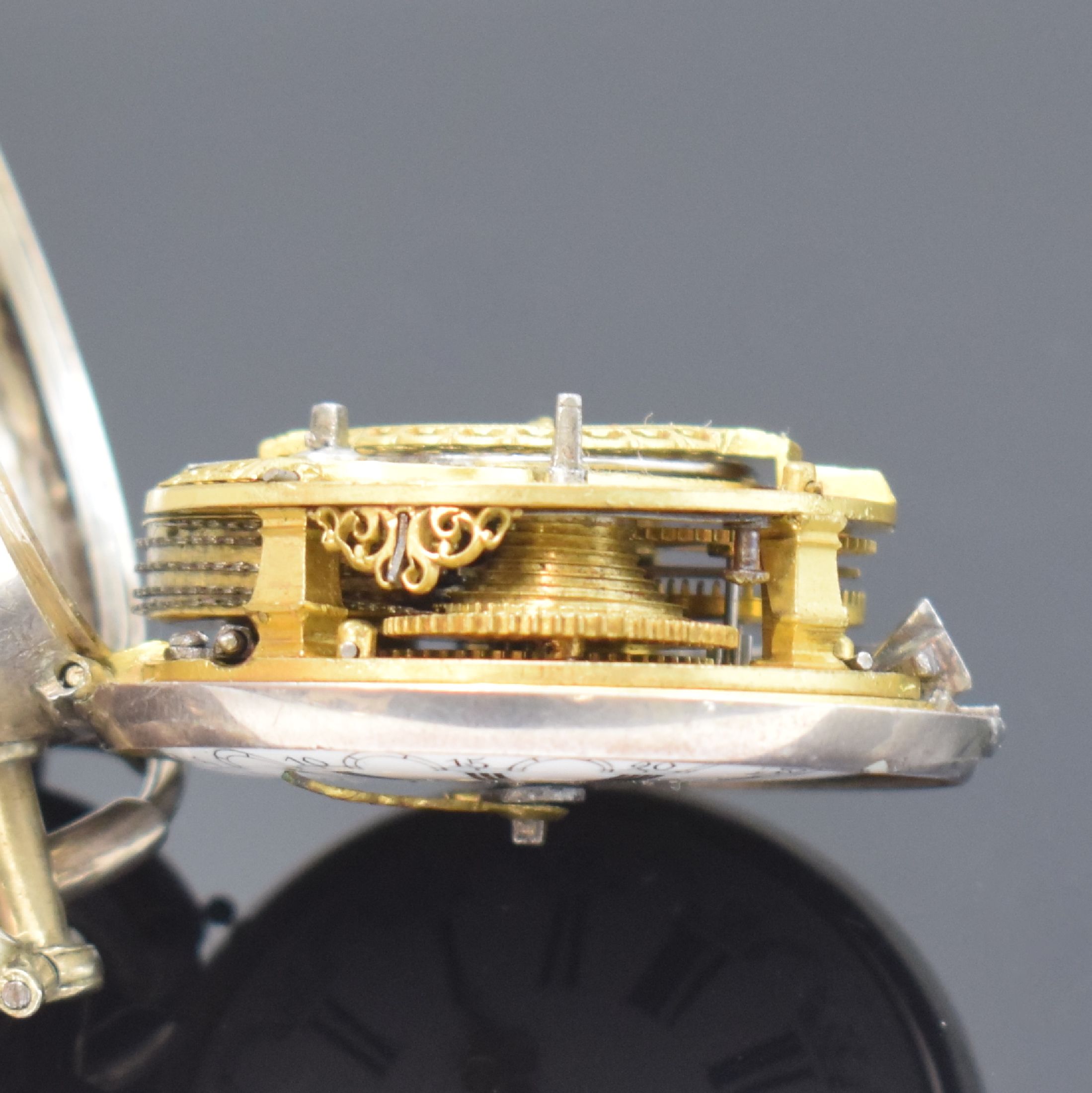 Detail f: Thos. GOULD London Repousse-Spindeltaschenuhr in Silber mit Kette, England um 1750, glattes Innengeh., Repousse-Übergeh. m. allegorischer Szene, ...
