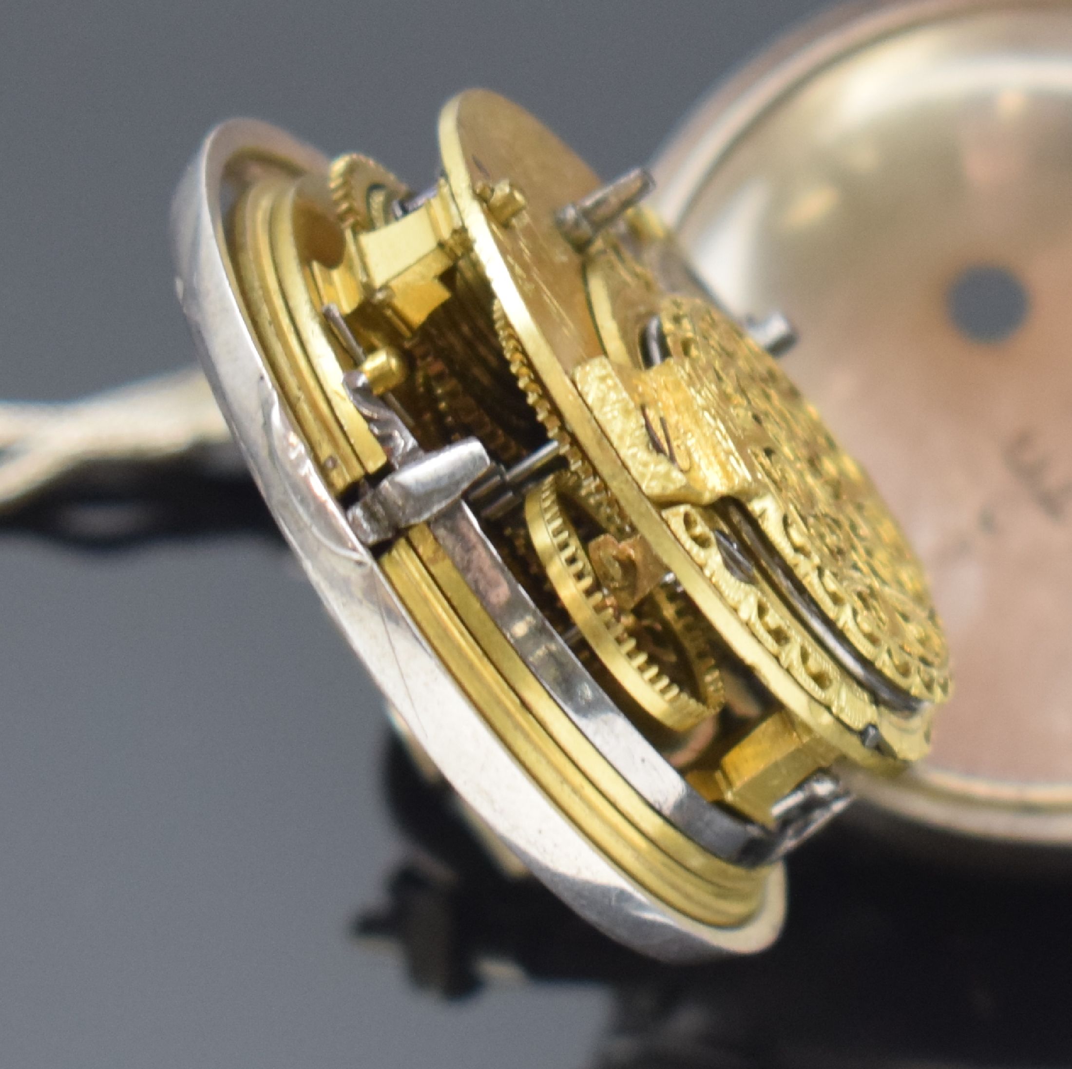 Detail g: Thos. GOULD London Repousse-Spindeltaschenuhr in Silber mit Kette, England um 1750, glattes Innengeh., Repousse-Übergeh. m. allegorischer Szene, ...
