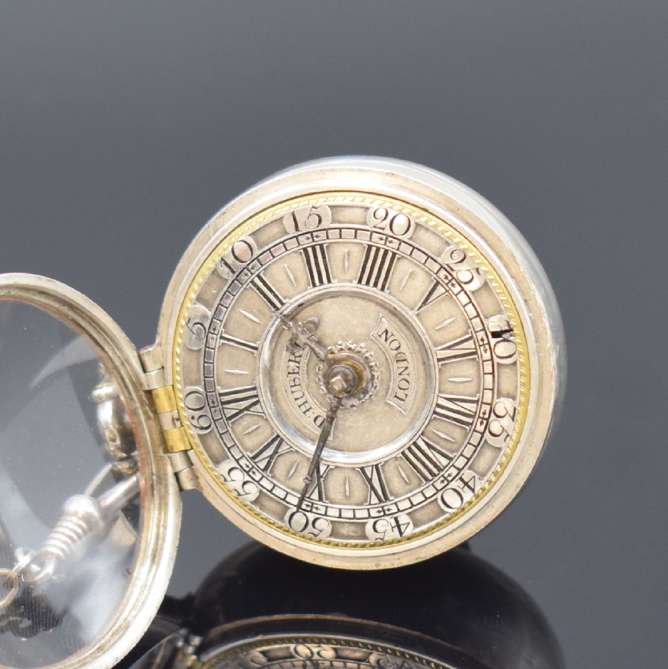 Detail c: D. HUBERT London frühe Doppelgehäuse- Spindeltaschenuhr in Silber, Hallmark 1735, glatte Geh. dell., silb., sign. Champleve- Zifferbl., Stahl ...