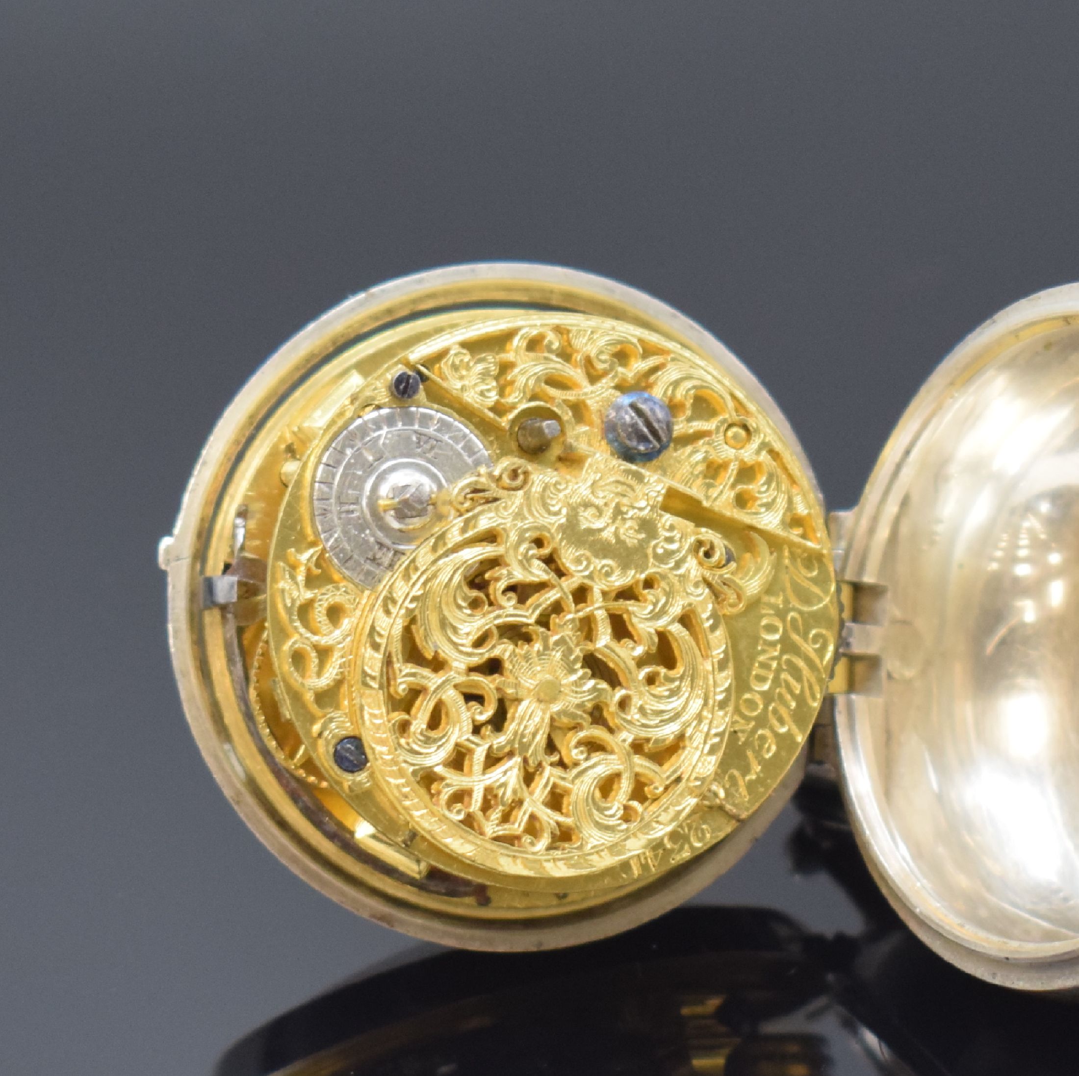 Detail e: D. HUBERT London frühe Doppelgehäuse- Spindeltaschenuhr in Silber, Hallmark 1735, glatte Geh. dell., silb., sign. Champleve- Zifferbl., Stahl ...