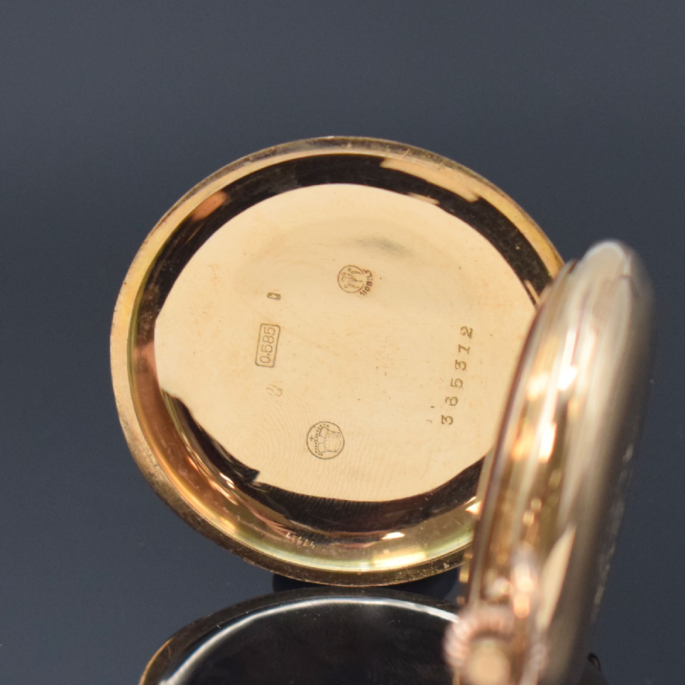 Detail d: LUDWIG SIMON Berlin / Mobile Herrensavonette in RG 585/000, Schweiz um 1905, guill. 2- Deckel Goldgeh. dell., Sprungdeckel m. grav. Monogramm, sign. ...