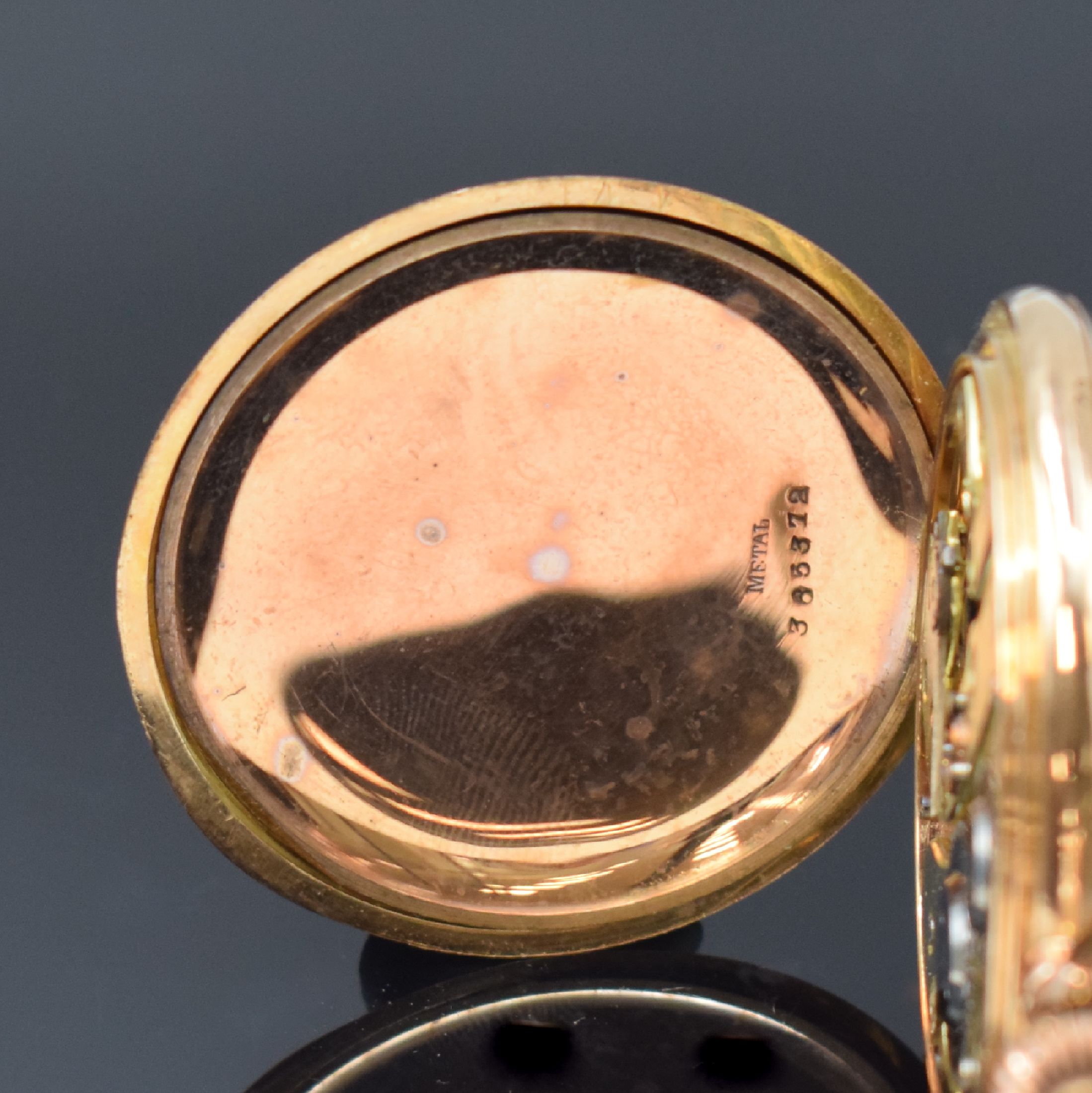 Detail f: LUDWIG SIMON Berlin / Mobile Herrensavonette in RG 585/000, Schweiz um 1905, guill. 2- Deckel Goldgeh. dell., Sprungdeckel m. grav. Monogramm, sign. ...