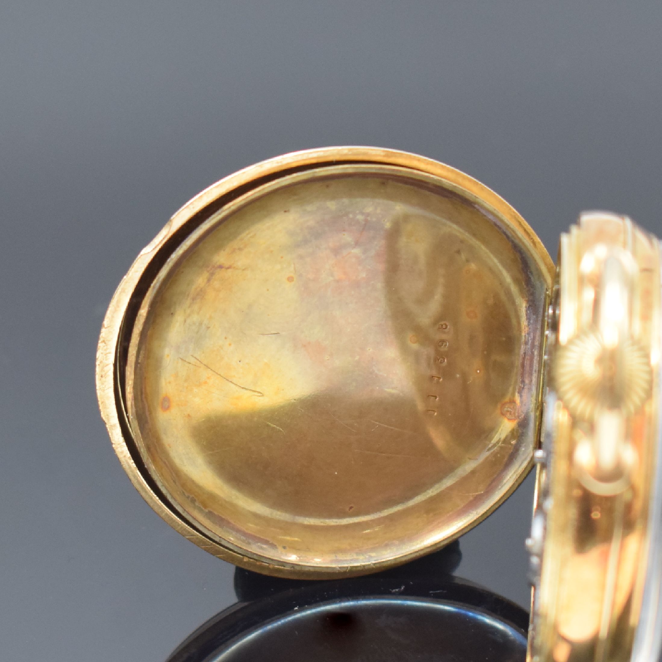 Detail d: Offene Herrentaschenuhr in GG 585/000, Schweiz um 1890, guill. Geh. dell., verg. Cuv., Emailzifferbl. m. röm. Zahlen, Zeiger später, ...