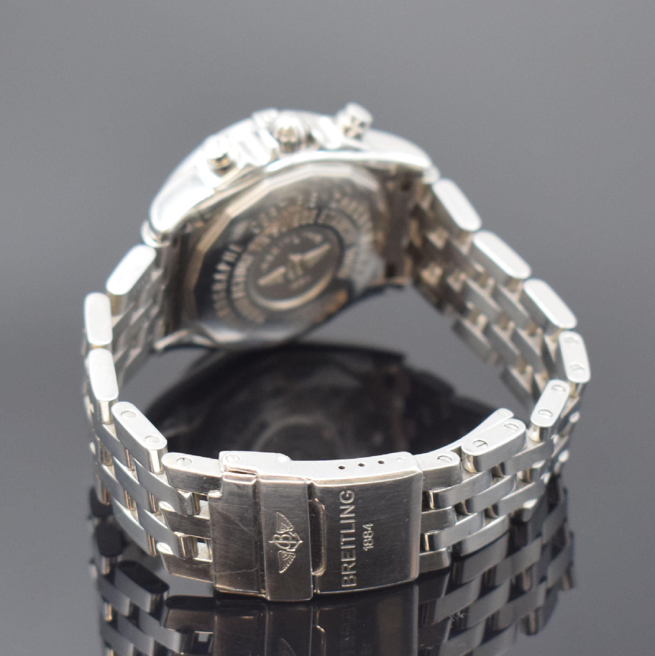 Detail b: BREITLING Herrenarmbanduhr Chrono Cockpit Referenz A13357, Automatik, Schweiz um 2007, Chronometer in Edelstahl inkl. Pilotband m. Faltschl., Boden ...