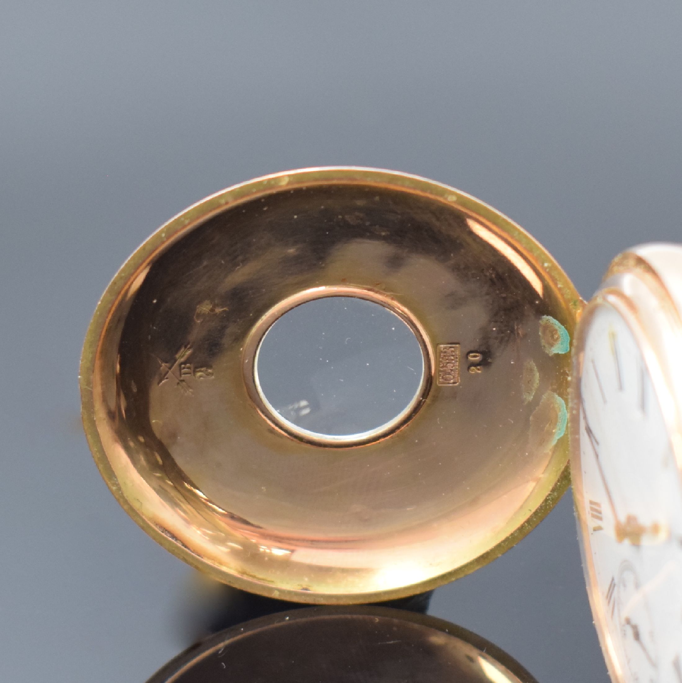 Detail a: Herren-Halbsavonette in RG 585/000, Schweiz um 1900, guill. 2-Deckel Goldgeh. l. dell., schwarz emaill. Zahlen auf Sprungdeckel, Emailzifferbl. ...