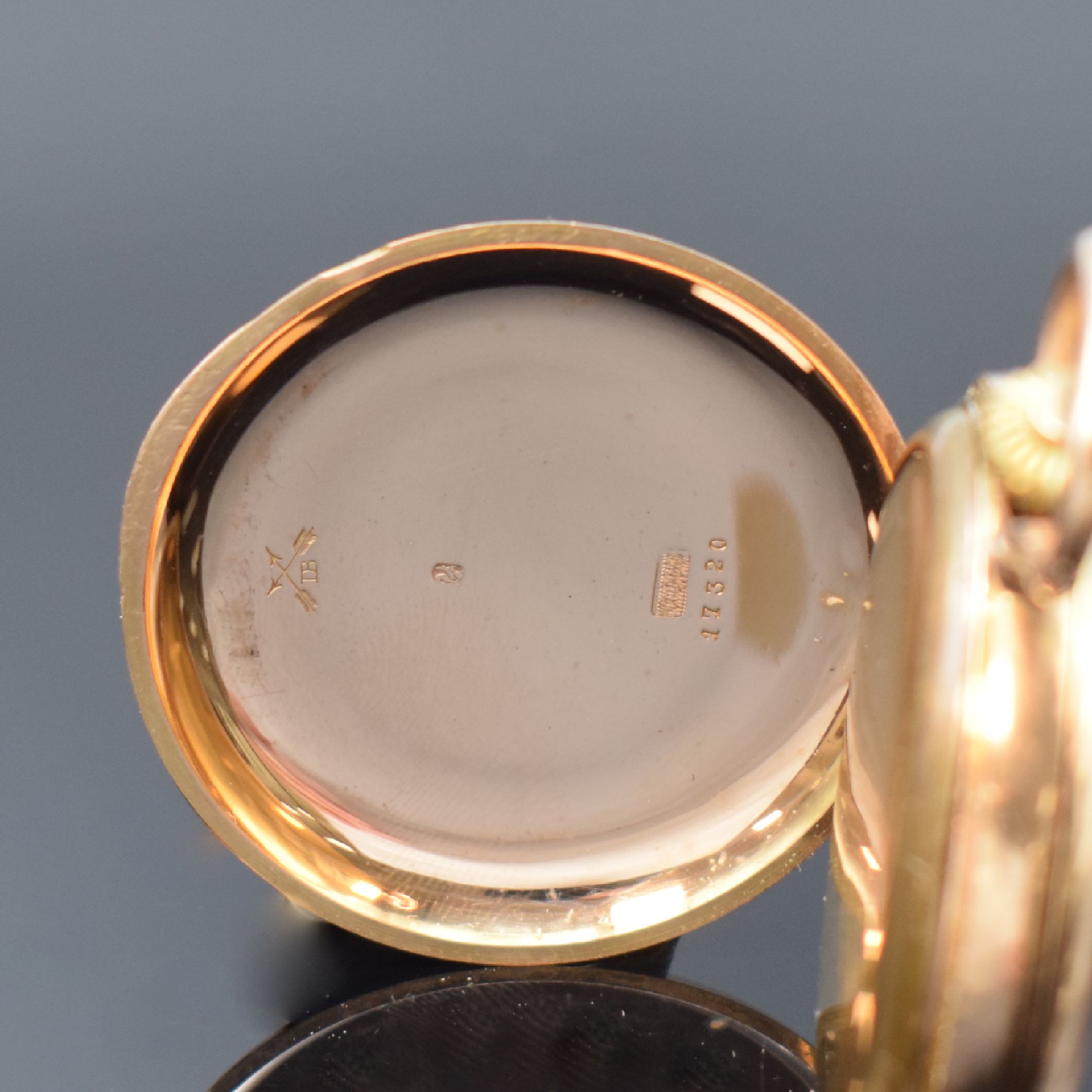 Detail d: Herren-Halbsavonette in RG 585/000, Schweiz um 1900, guill. 2-Deckel Goldgeh. l. dell., schwarz emaill. Zahlen auf Sprungdeckel, Emailzifferbl. ...