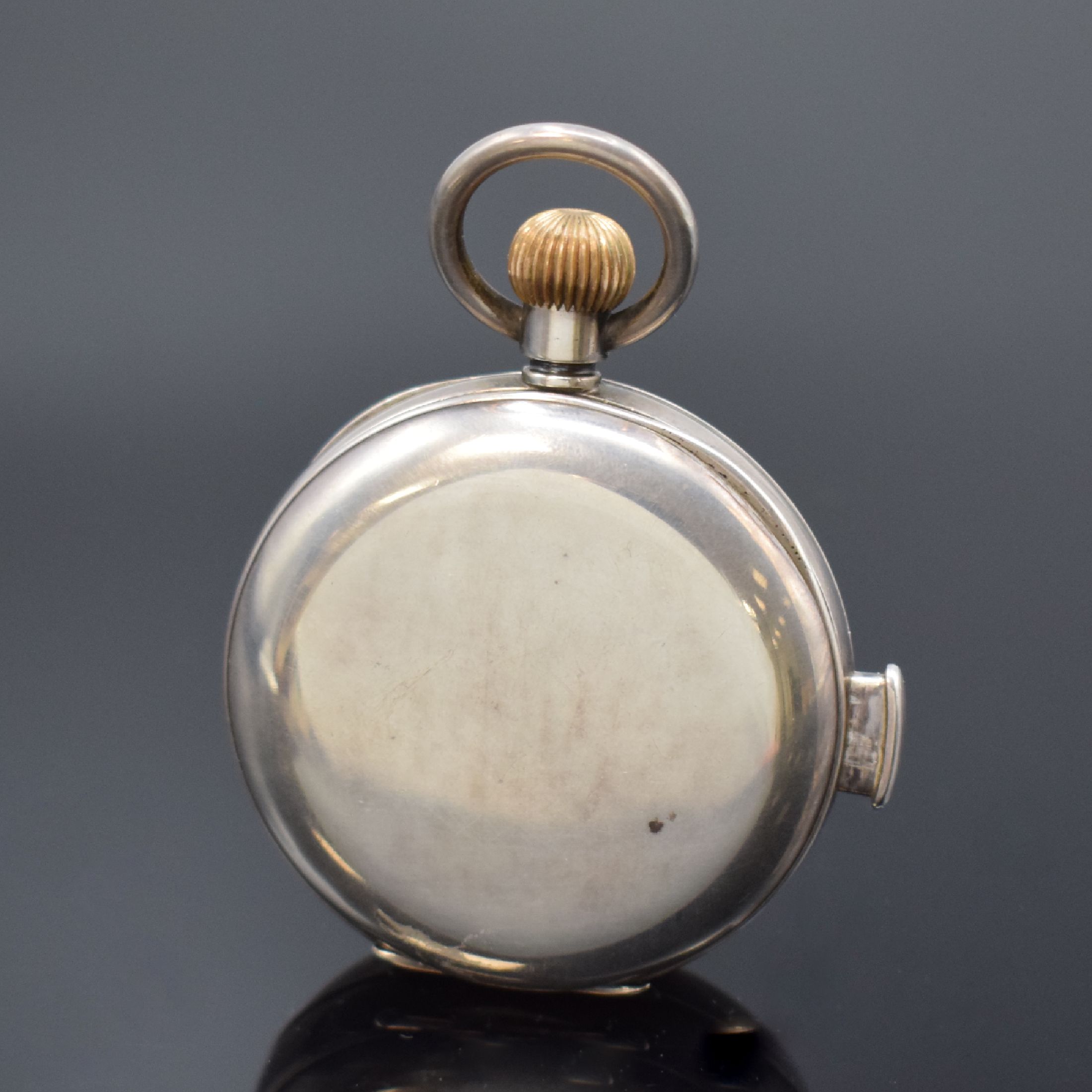Detail a: Offene Silbertaschenuhr mit 1/4-Repetition und Kalender, Schweiz um 1910, glattes 935er Silber-Geh., Drücker für Repetition bei 9, Emailzifferbl. ...