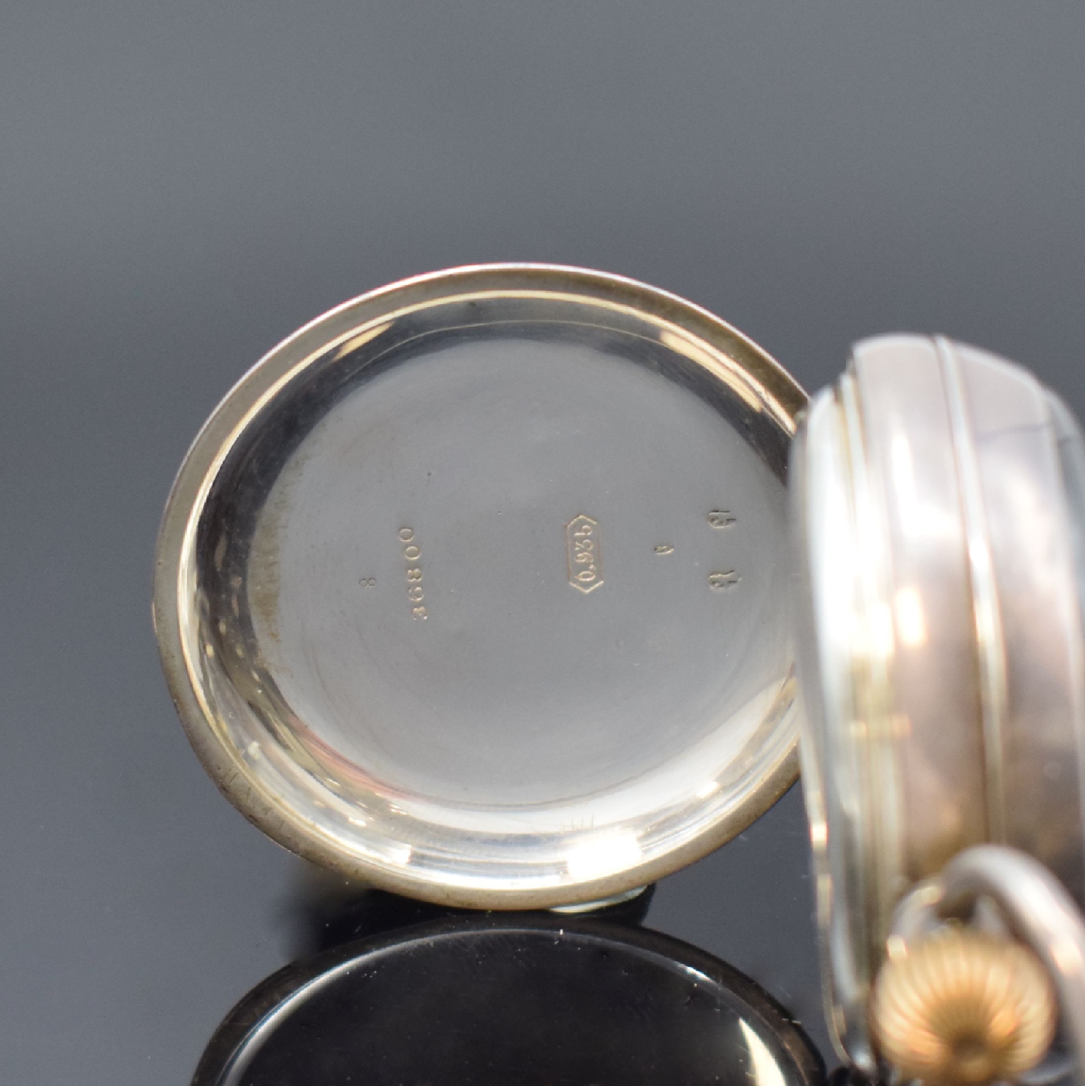Detail b: Offene Silbertaschenuhr mit 1/4-Repetition und Kalender, Schweiz um 1910, glattes 935er Silber-Geh., Drücker für Repetition bei 9, Emailzifferbl. ...