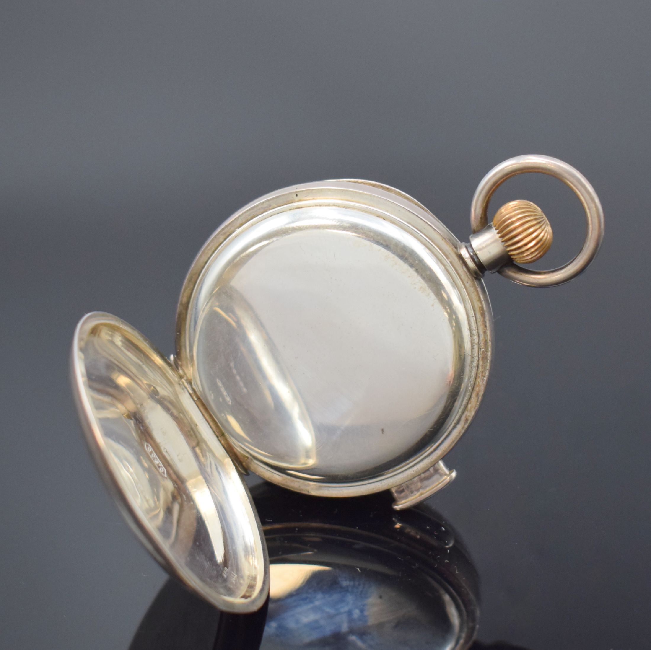 Detail c: Offene Silbertaschenuhr mit 1/4-Repetition und Kalender, Schweiz um 1910, glattes 935er Silber-Geh., Drücker für Repetition bei 9, Emailzifferbl. ...