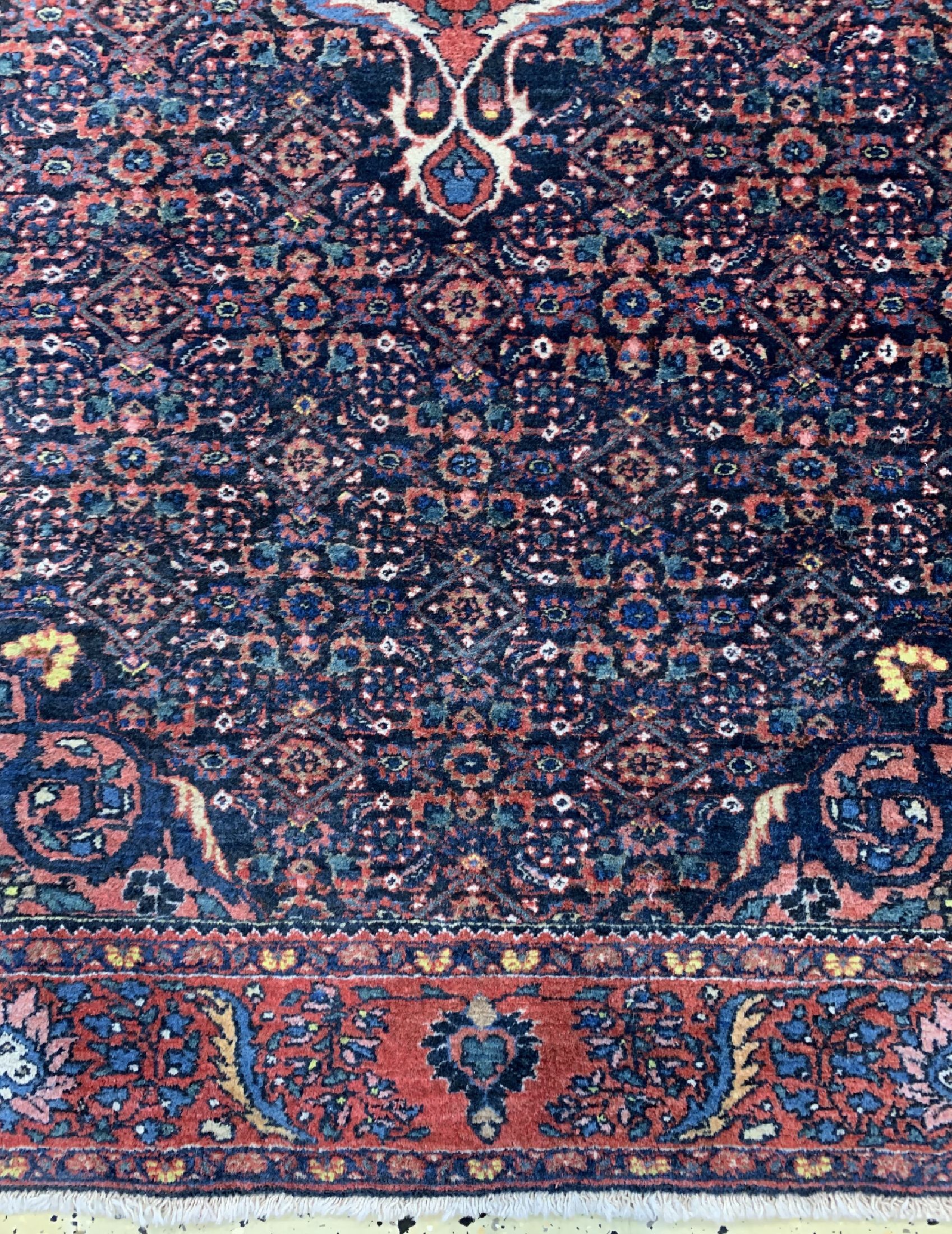 Detail b: Bidjar alt, Persien, um 1940, Wolle auf Baumwolle, ca. 203 x 130 cm, EHZ: 2, (minimaleMottenfraß am Eck)