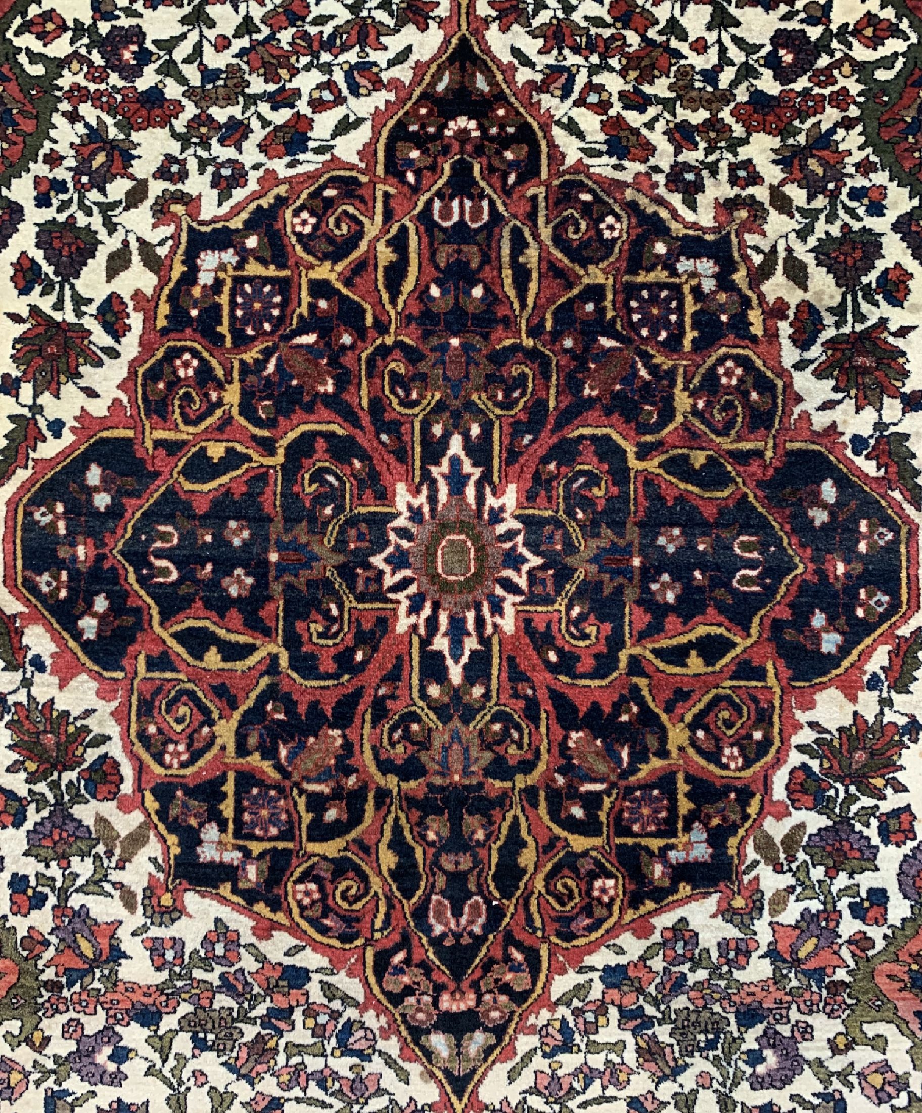Detail b: Antiker Sarogh"Farahan", Persien, um 1910/1920, Wolle auf Baumwolle, ca. 190 x 130 cm, EHZ: 2(kleine Flecken).