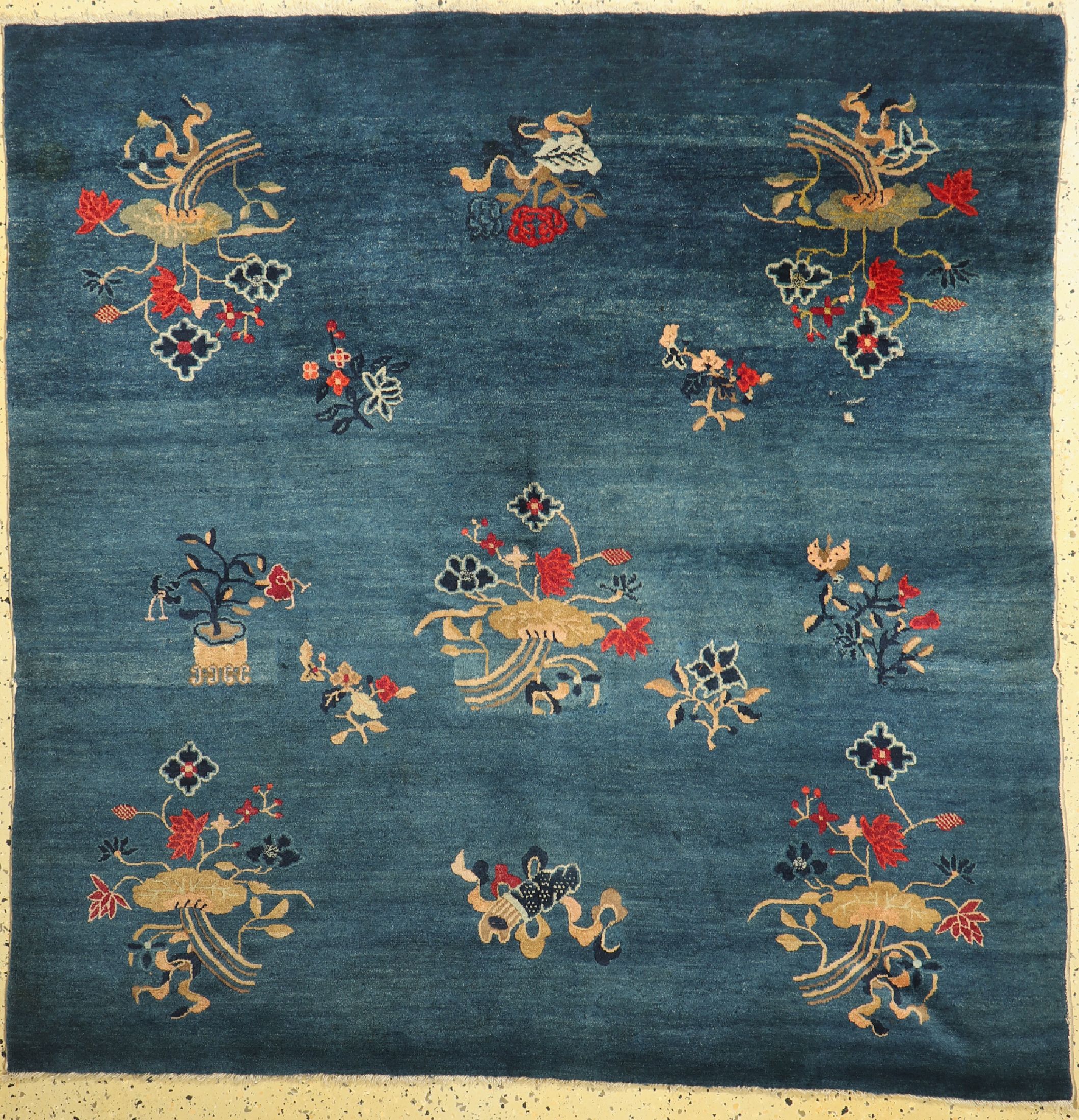 Antiker Peking, China, 19.Jhd, Wolle auf Baumwolle, ca. 160 x 160 cm, EHZ: 2, (kleine Mottenfraß Stellen, restauriert).