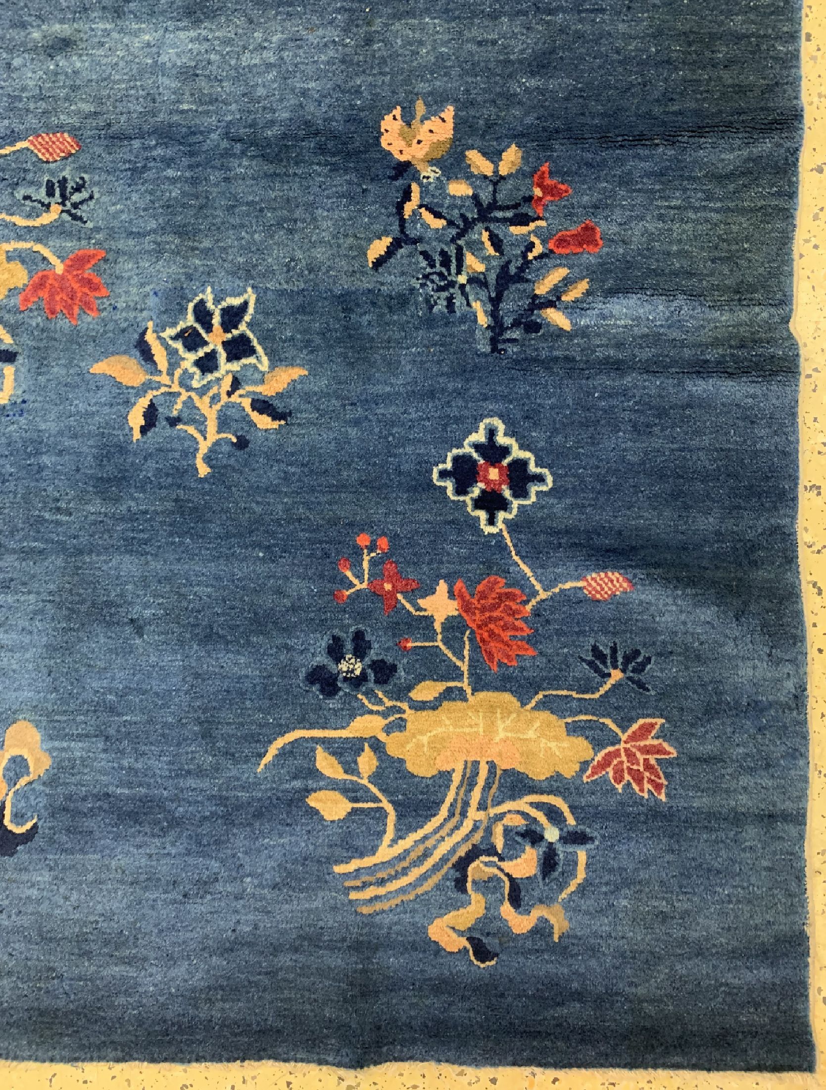 Detail a: Antiker Peking, China, 19.Jhd, Wolle auf Baumwolle, ca. 160 x 160 cm, EHZ: 2, (kleine Mottenfraß Stellen, restauriert).