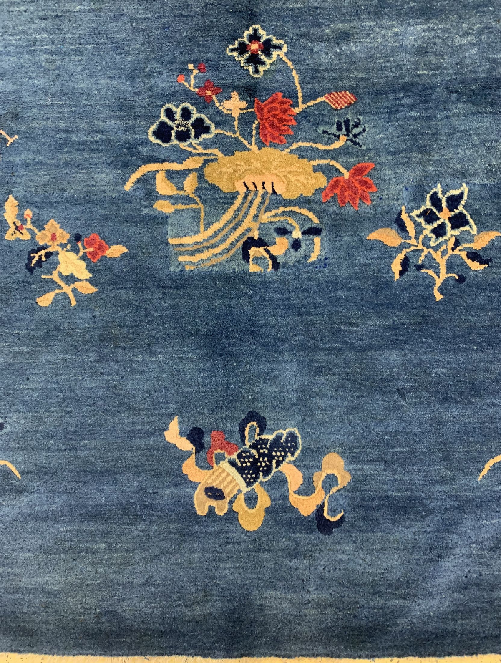 Detail b: Antiker Peking, China, 19.Jhd, Wolle auf Baumwolle, ca. 160 x 160 cm, EHZ: 2, (kleine Mottenfraß Stellen, restauriert).