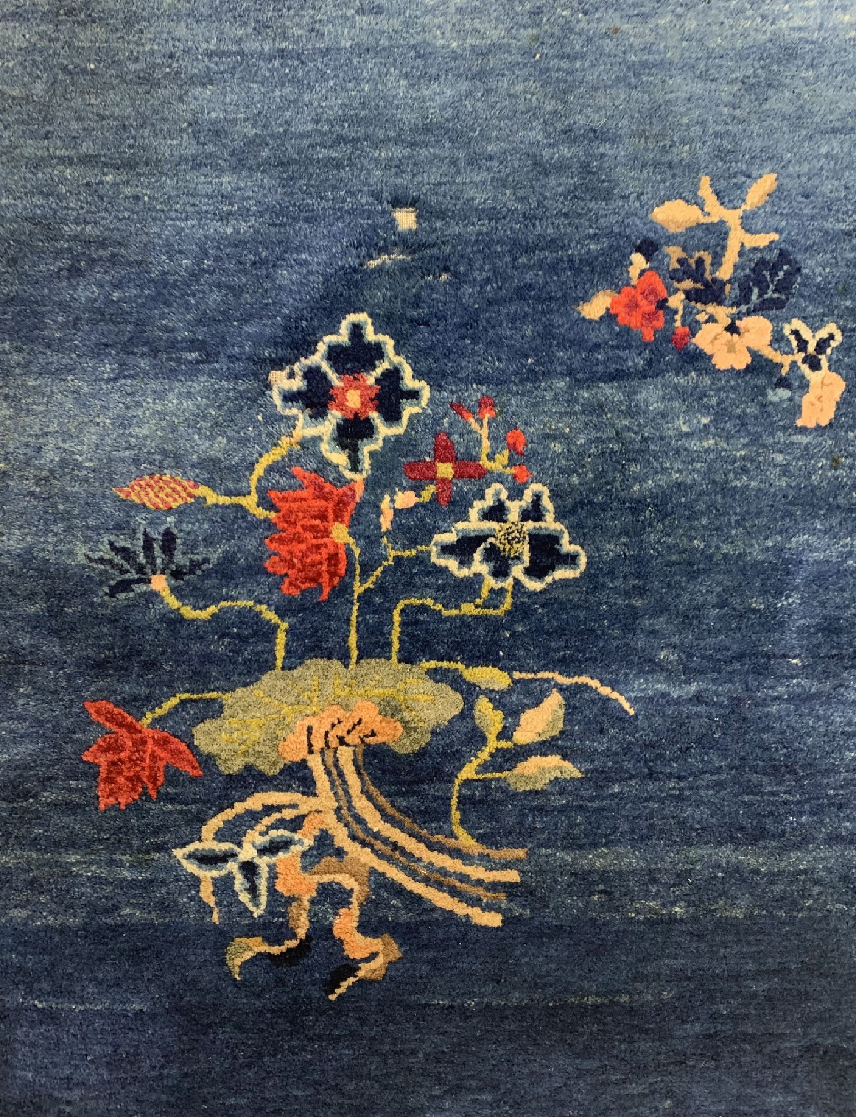 Detail c: Antiker Peking, China, 19.Jhd, Wolle auf Baumwolle, ca. 160 x 160 cm, EHZ: 2, (kleine Mottenfraß Stellen, restauriert).