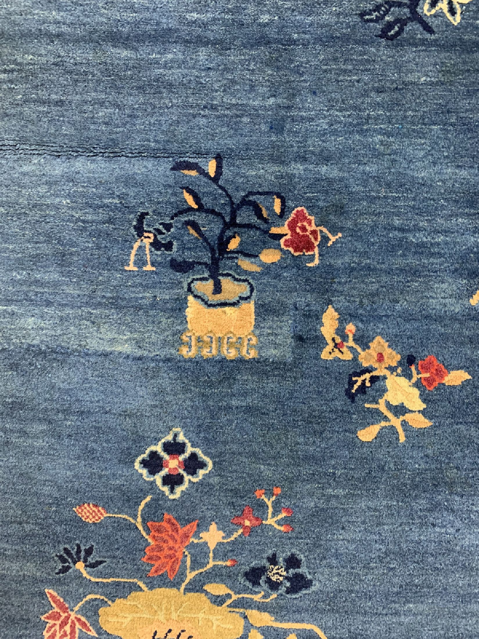 Detail d: Antiker Peking, China, 19.Jhd, Wolle auf Baumwolle, ca. 160 x 160 cm, EHZ: 2, (kleine Mottenfraß Stellen, restauriert).