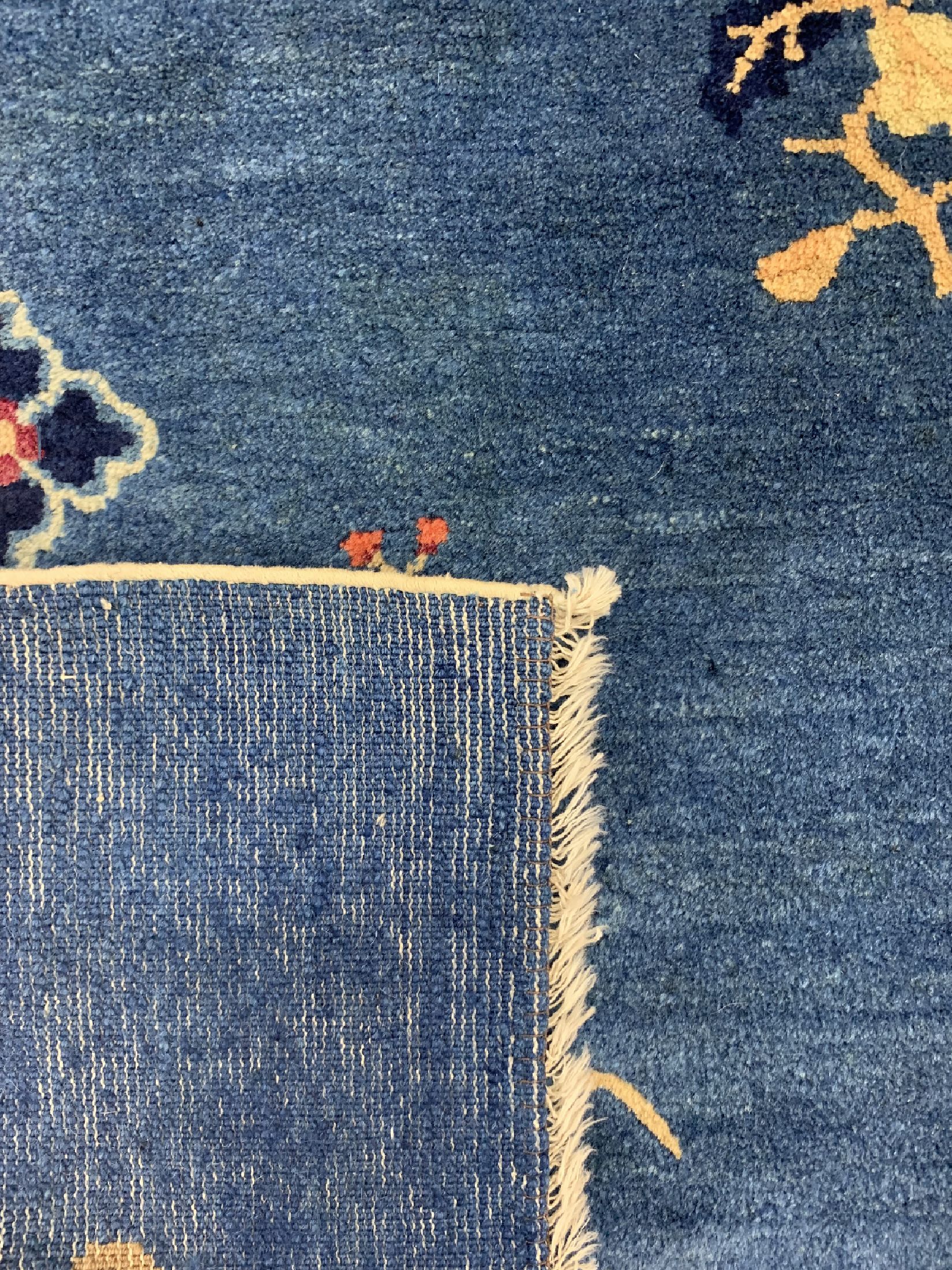 Detail e: Antiker Peking, China, 19.Jhd, Wolle auf Baumwolle, ca. 160 x 160 cm, EHZ: 2, (kleine Mottenfraß Stellen, restauriert).