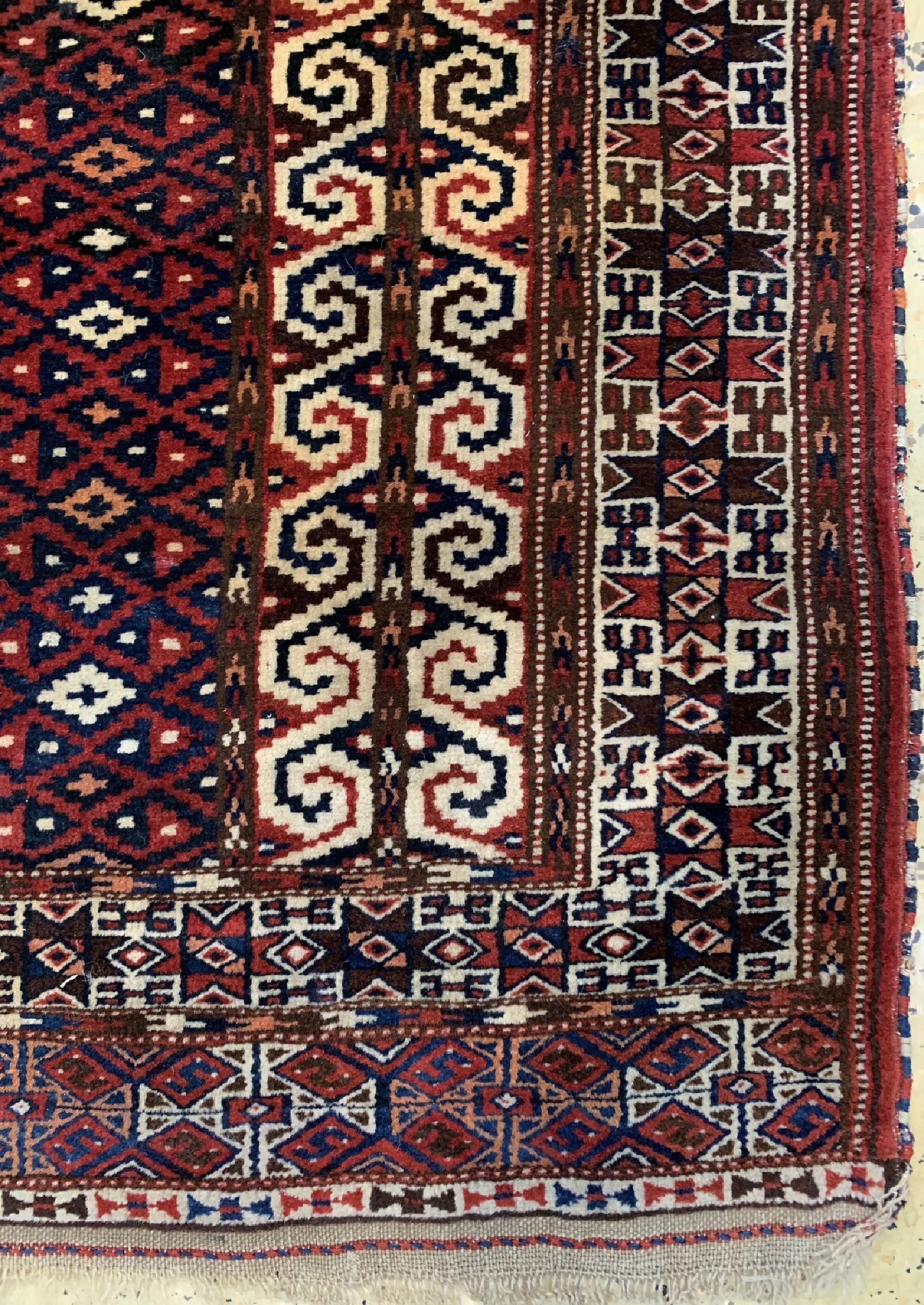 Detail a: Yomud"Gebetsteppich", Turkmenistan, um 1900, Wolle auf Wolle, ca. 120 x 100 cm, fleckig, EHZ: 2, (2 kleine Mottenfraß Stellen)