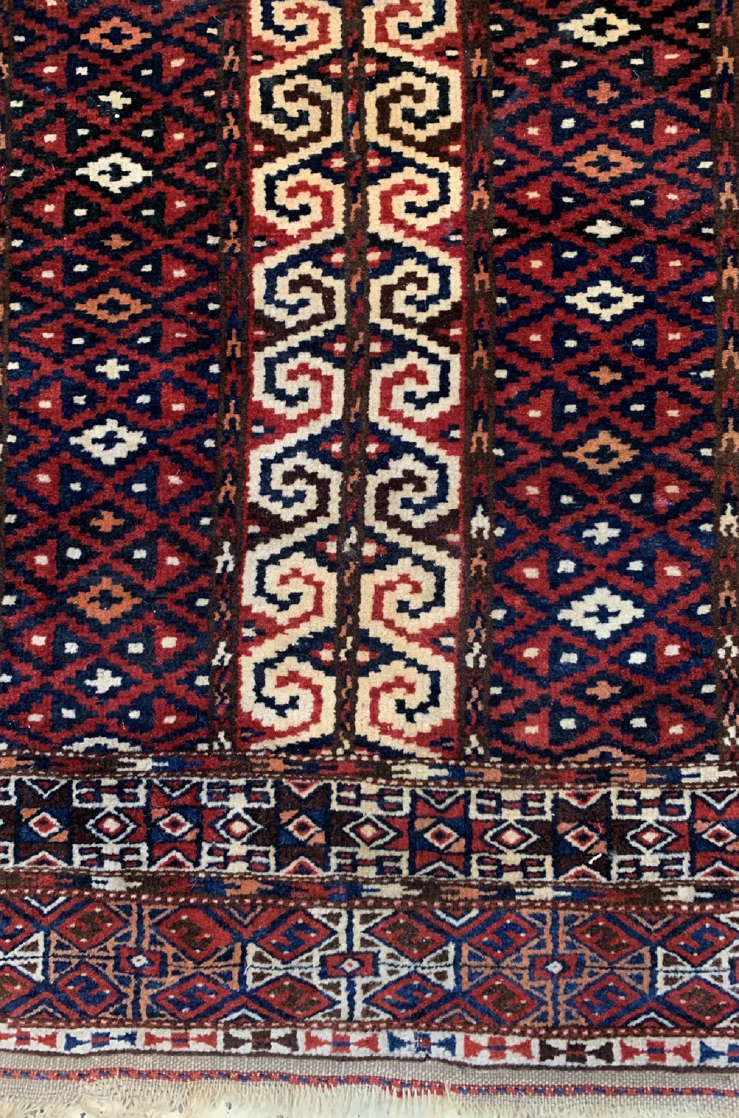 Detail b: Yomud"Gebetsteppich", Turkmenistan, um 1900, Wolle auf Wolle, ca. 120 x 100 cm, fleckig, EHZ: 2, (2 kleine Mottenfraß Stellen)