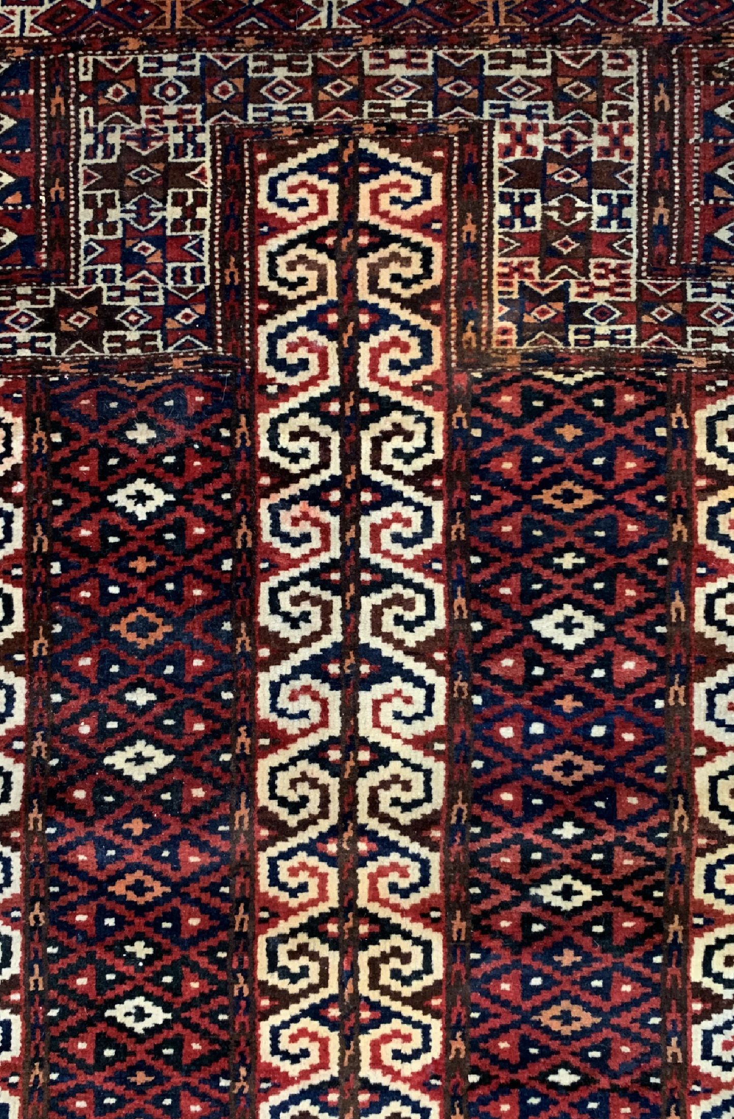 Detail c: Yomud"Gebetsteppich", Turkmenistan, um 1900, Wolle auf Wolle, ca. 120 x 100 cm, fleckig, EHZ: 2, (2 kleine Mottenfraß Stellen)
