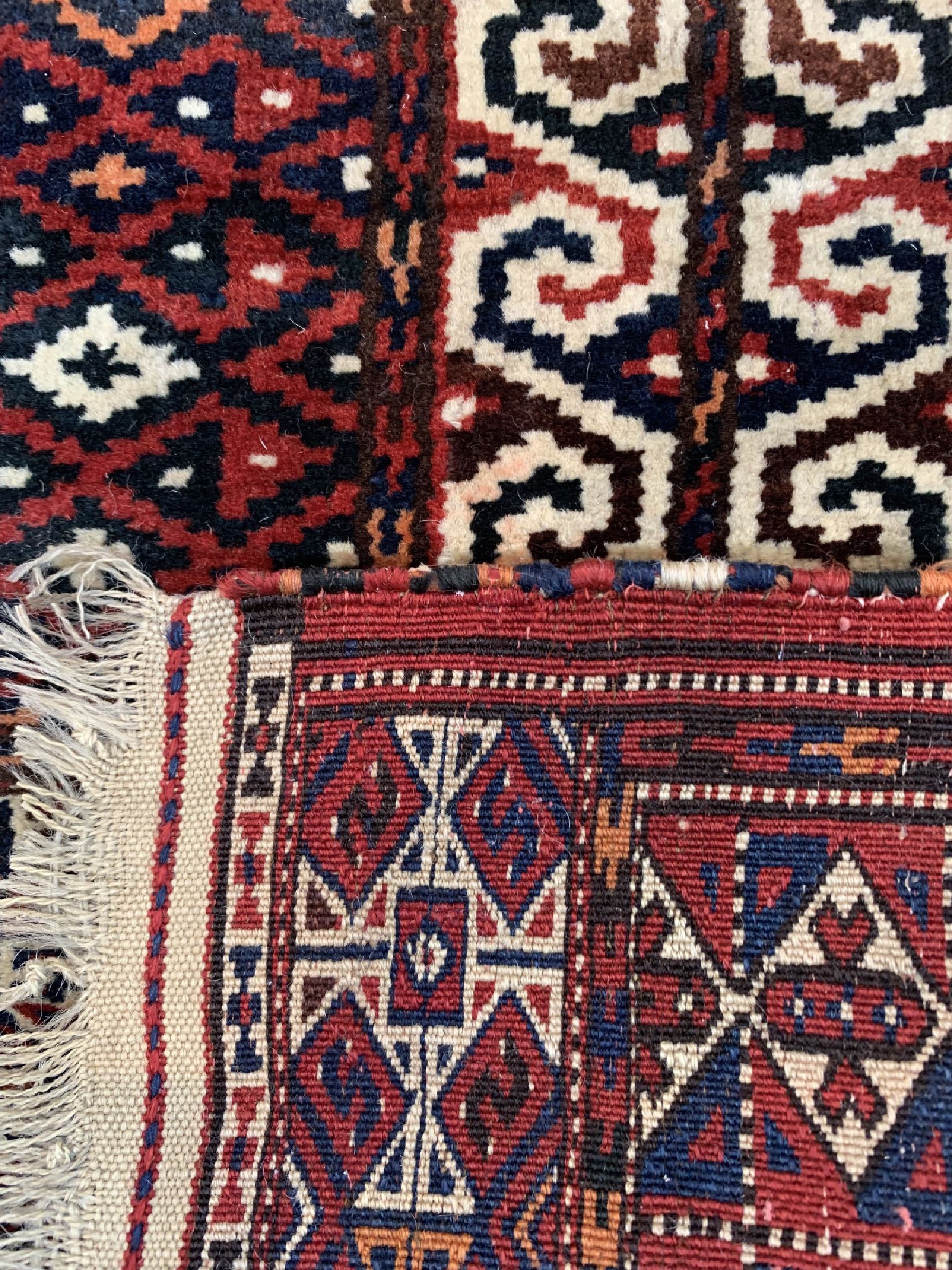 Detail d: Yomud"Gebetsteppich", Turkmenistan, um 1900, Wolle auf Wolle, ca. 120 x 100 cm, fleckig, EHZ: 2, (2 kleine Mottenfraß Stellen)