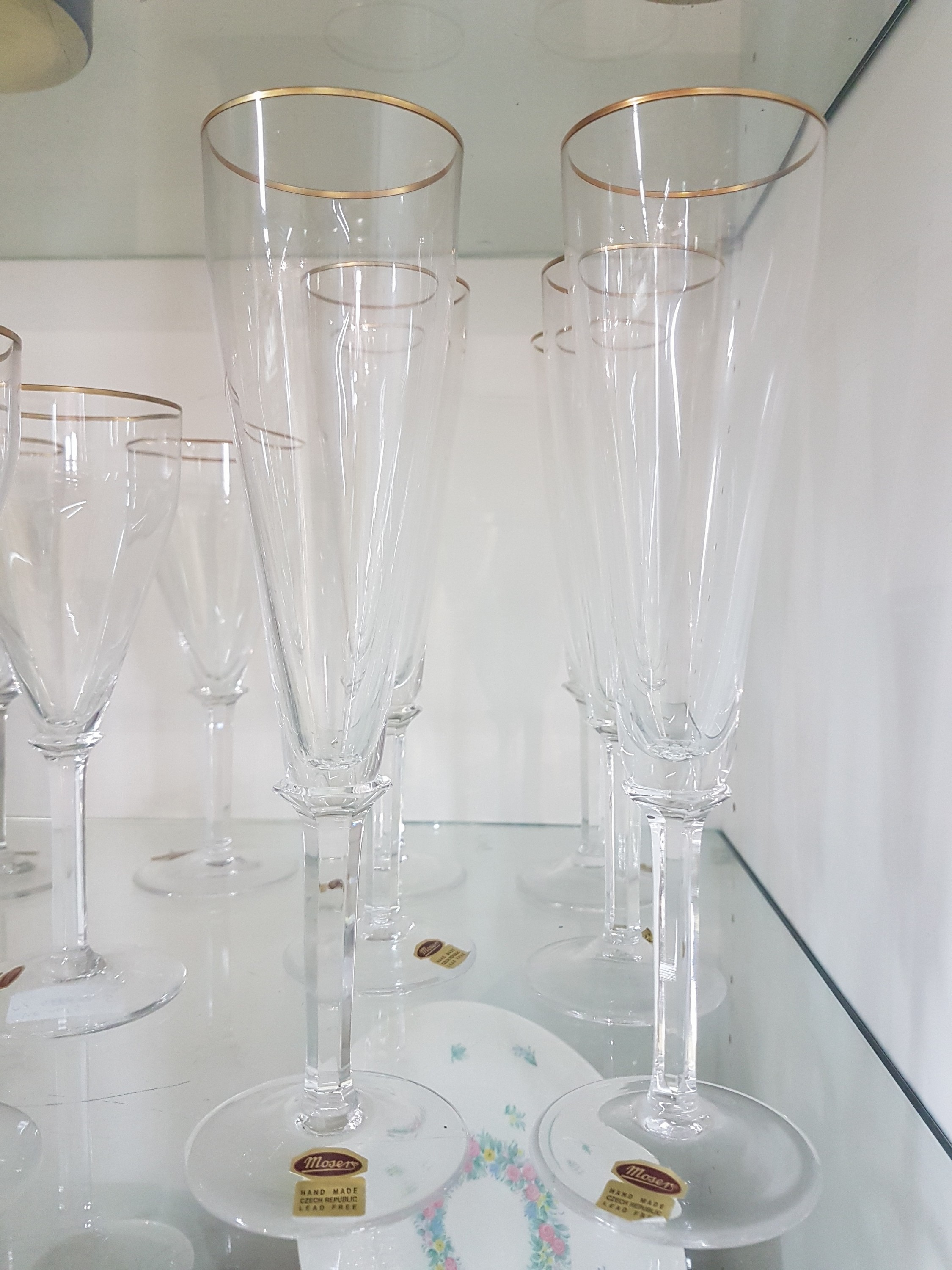Detail a: Gläserset, Moser Karlsbad, 6 Sektflöten u. 5 Weingläser, farbloses Glas, optisch geblasen, Goldränder, H.ca. 24.5/20 cm