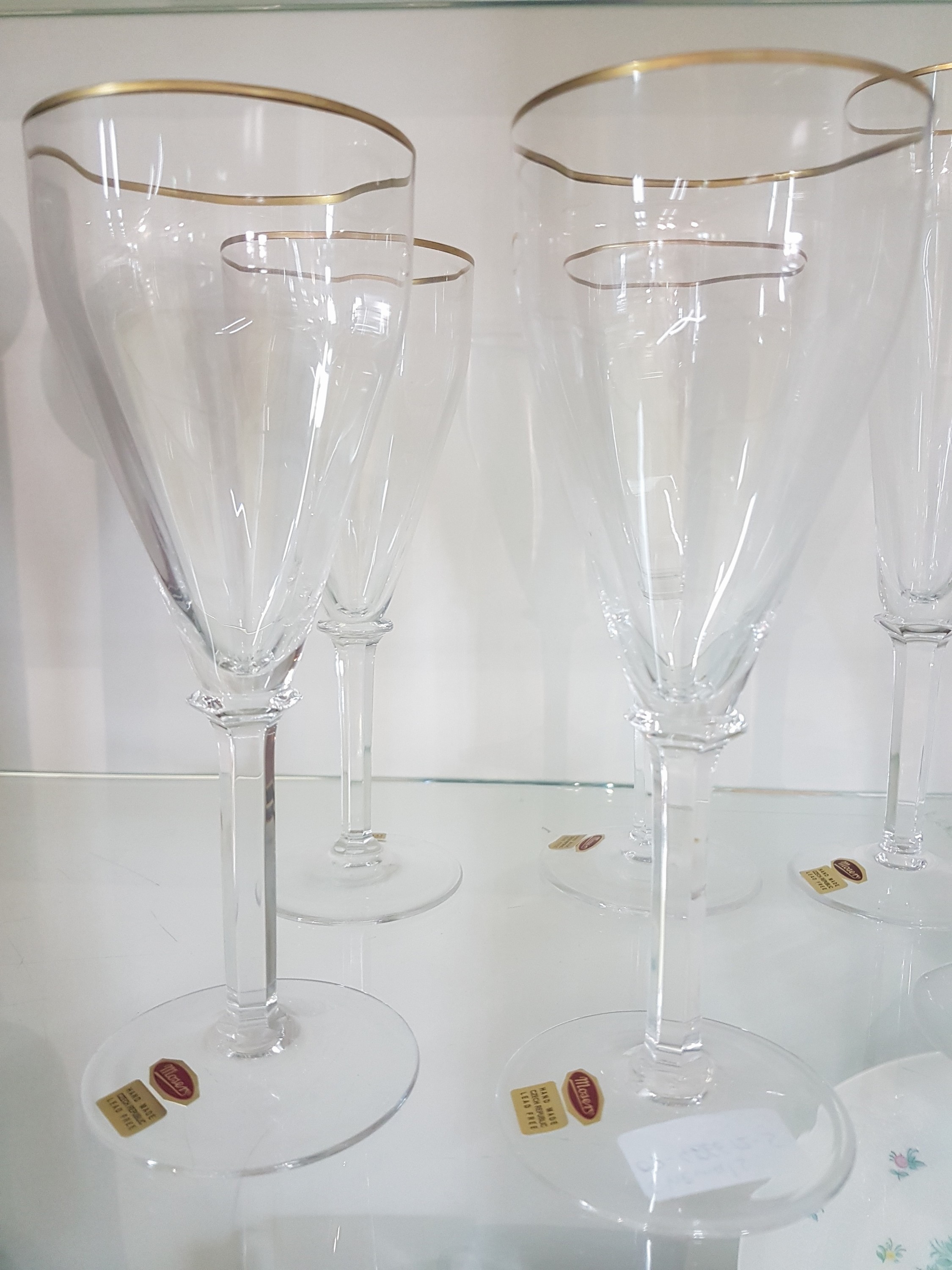 Detail b: Gläserset, Moser Karlsbad, 6 Sektflöten u. 5 Weingläser, farbloses Glas, optisch geblasen, Goldränder, H.ca. 24.5/20 cm
