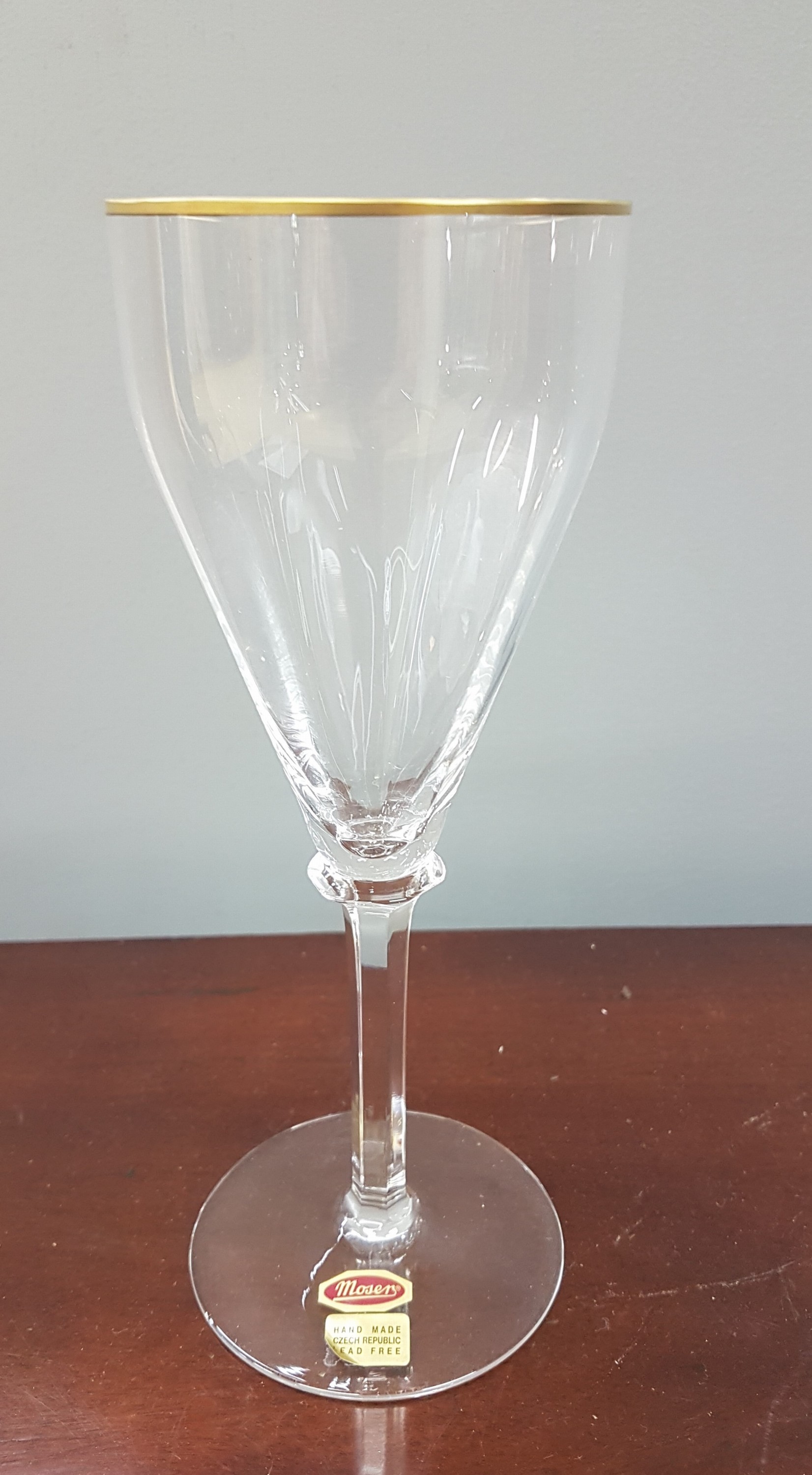 Detail c: Gläserset, Moser Karlsbad, 6 Sektflöten u. 5 Weingläser, farbloses Glas, optisch geblasen, Goldränder, H.ca. 24.5/20 cm
