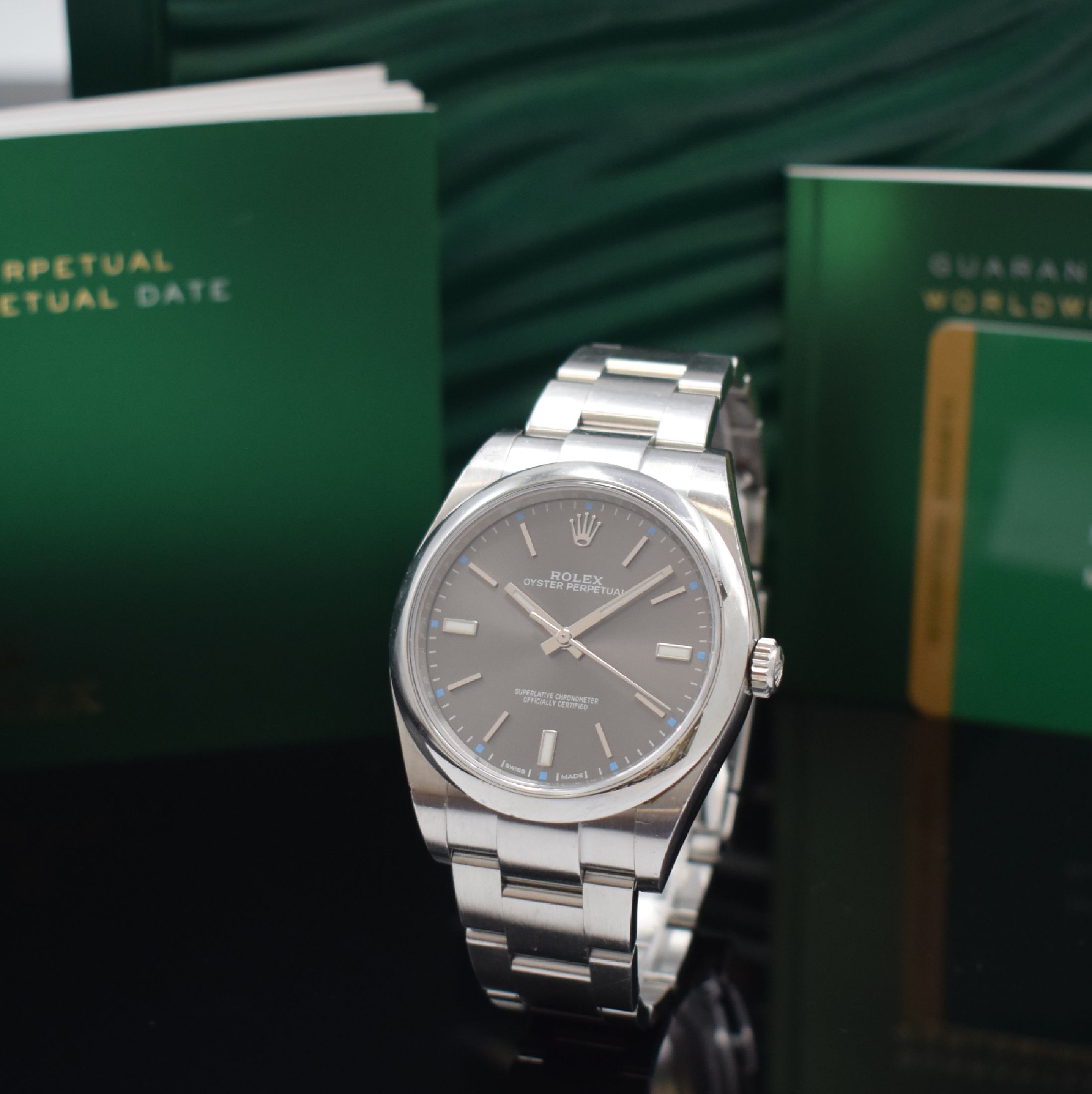 ROLEX Oyster Perpetual 39 Herrenarmbanduhr mit original Box und Papieren Referenz 114300, Automatik, verk. lt. beil. Gar.-Karte 06/2017, verschr. ...