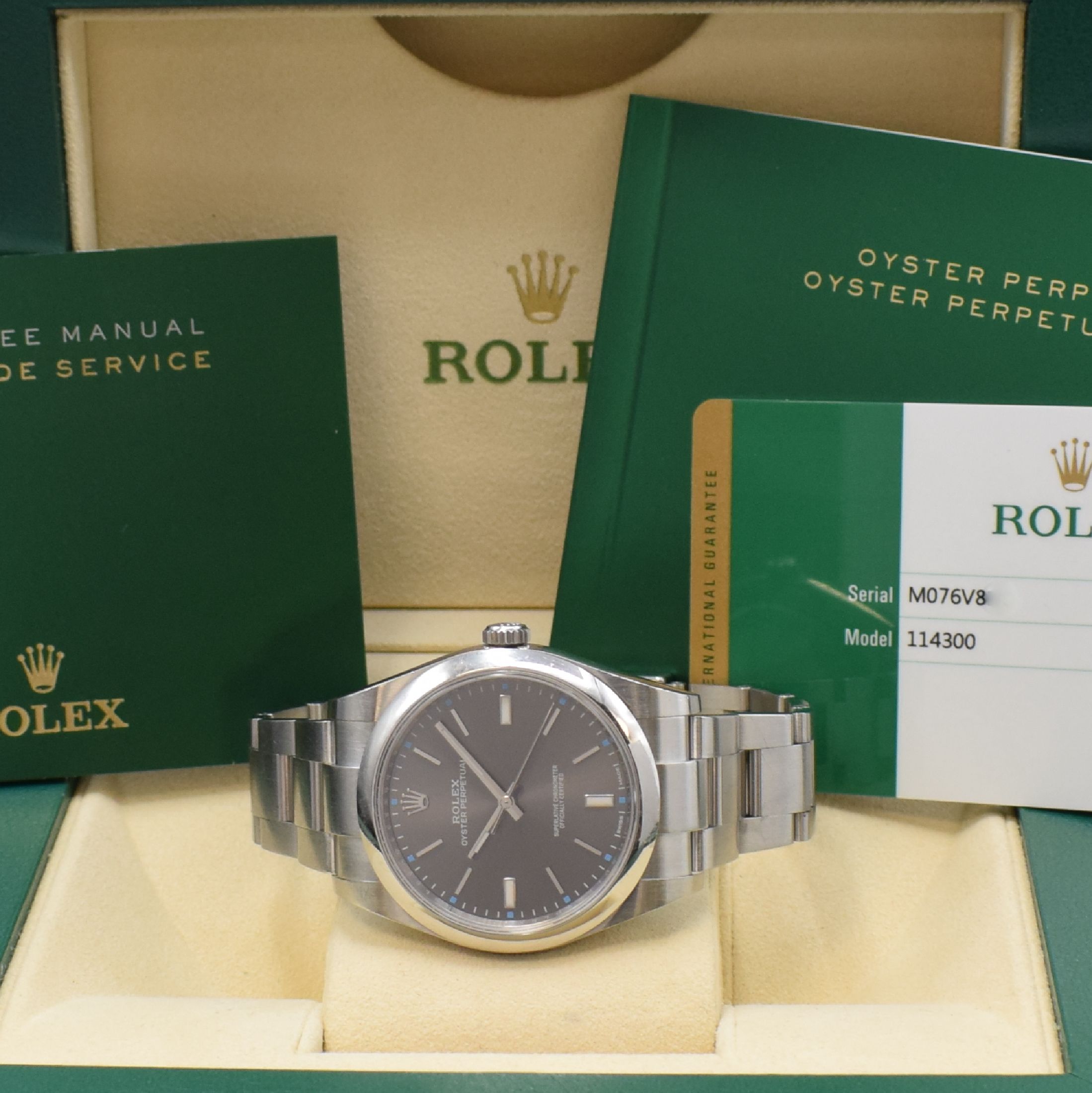Detail e: ROLEX Oyster Perpetual 39 Herrenarmbanduhr mit original Box und Papieren Referenz 114300, Automatik, verk. lt. beil. Gar.-Karte 06/2017, verschr. ...