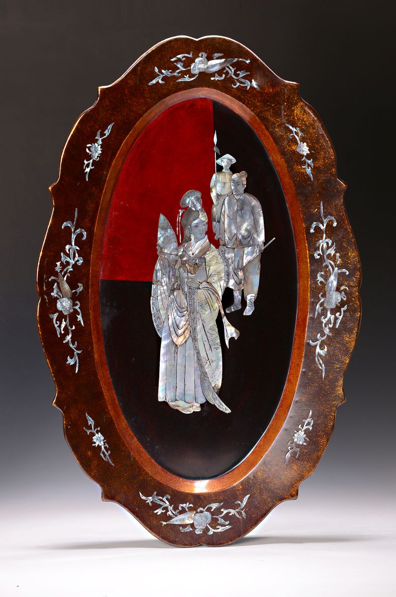 Große Lacktablett, Japan, Mitte 20. Jh., mittig mit Perlmuttdarstellung, Geisha und zwei Personen, Fahne mit Blumen und Allegorien auf die Musik ...