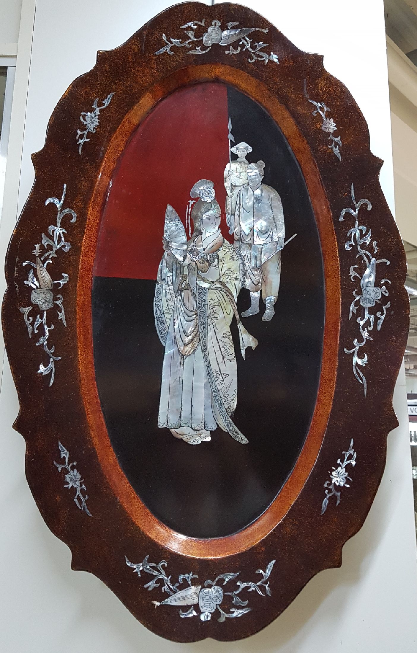 Detail a: Große Lacktablett, Japan, Mitte 20. Jh., mittig mit Perlmuttdarstellung, Geisha und zwei Personen, Fahne mit Blumen und Allegorien auf die Musik ...
