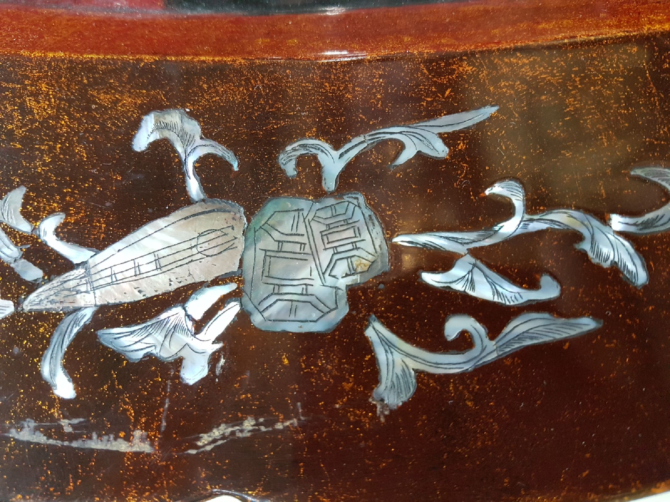 Detail g: Große Lacktablett, Japan, Mitte 20. Jh., mittig mit Perlmuttdarstellung, Geisha und zwei Personen, Fahne mit Blumen und Allegorien auf die Musik ...